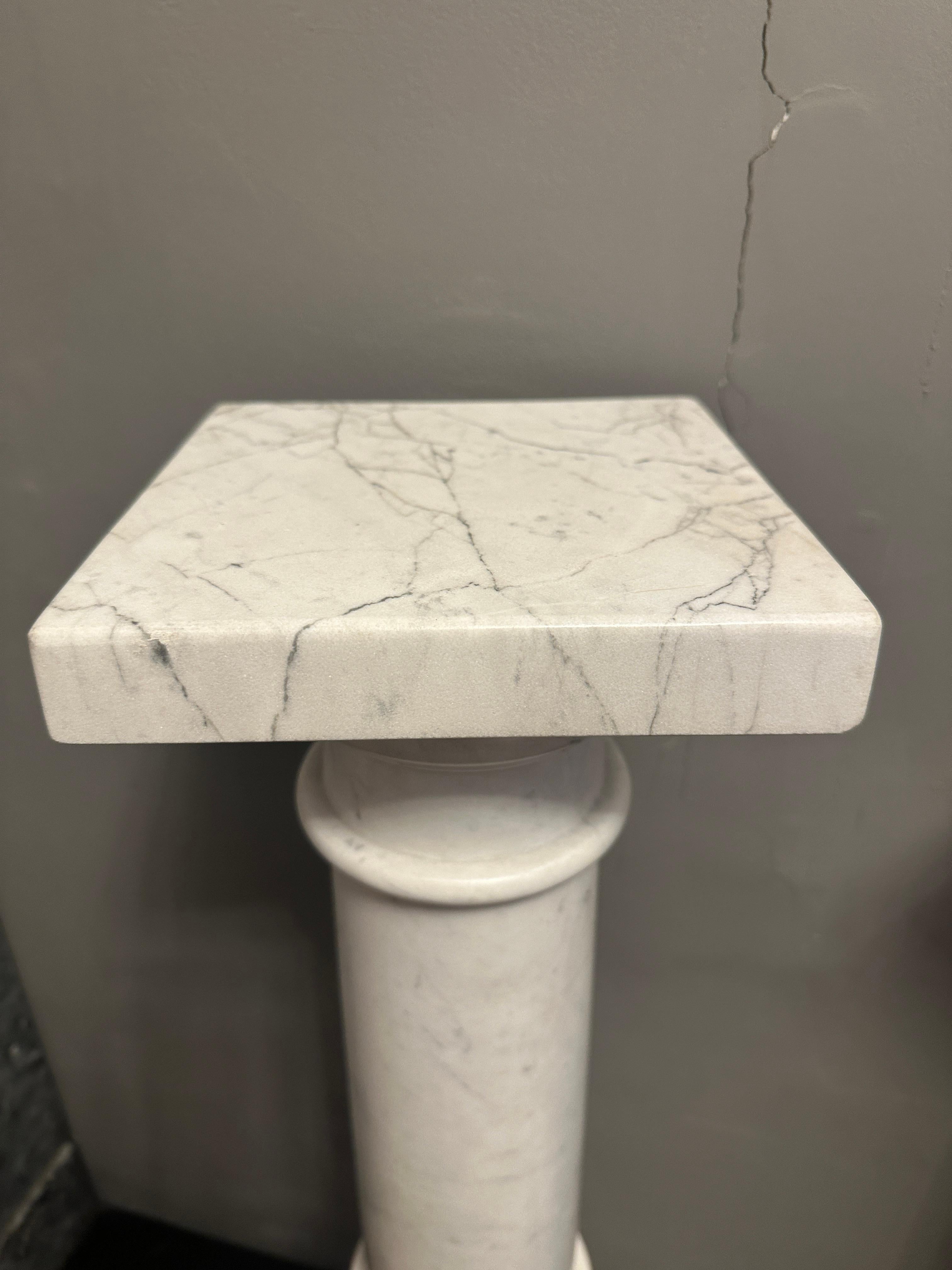 Ein antikes Paar weißer Carrara-Marmorsockel, antik im Angebot 3