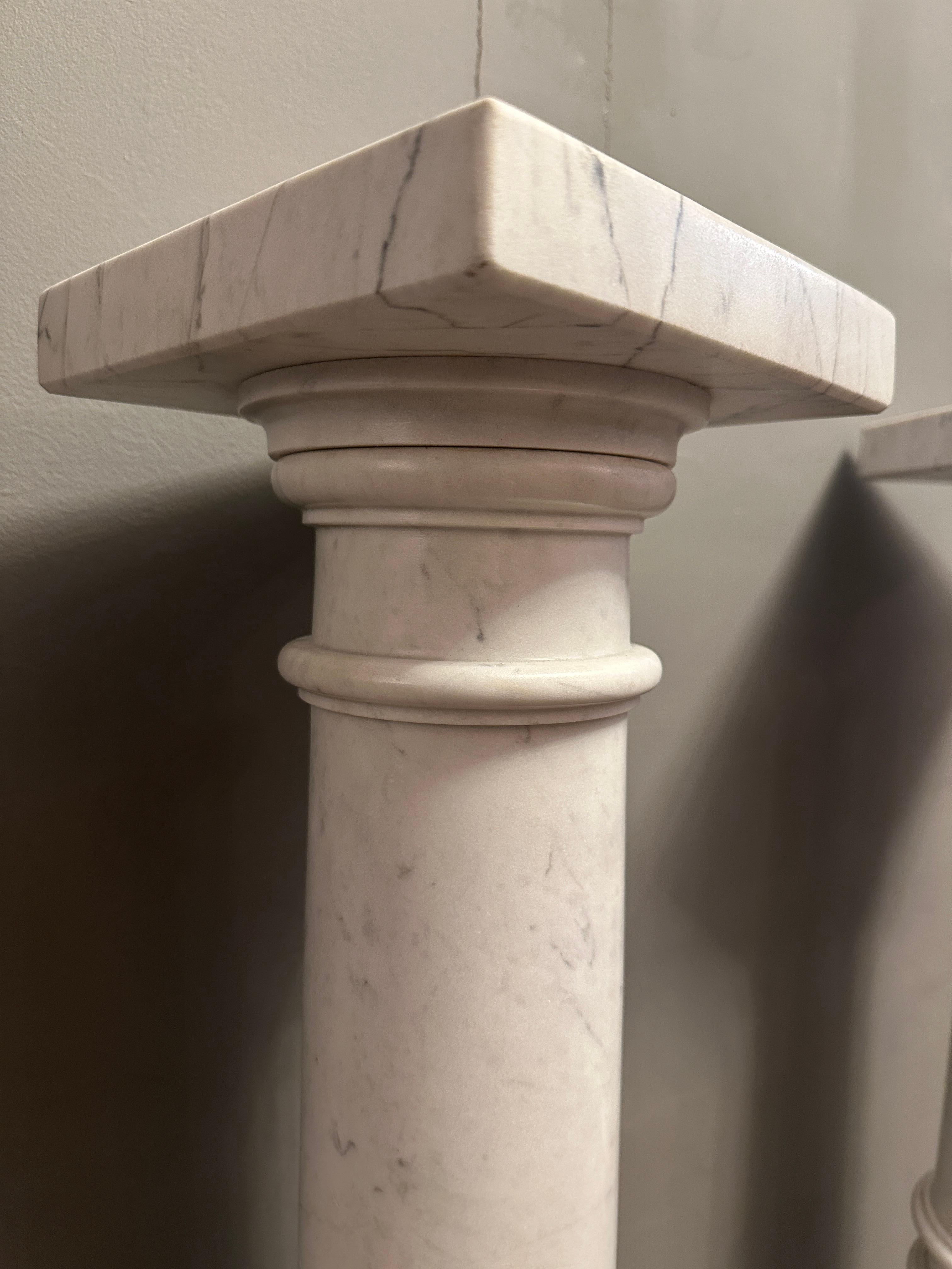Ein antikes Paar weißer Carrara-Marmorsockel, antik (Neoklassisch) im Angebot