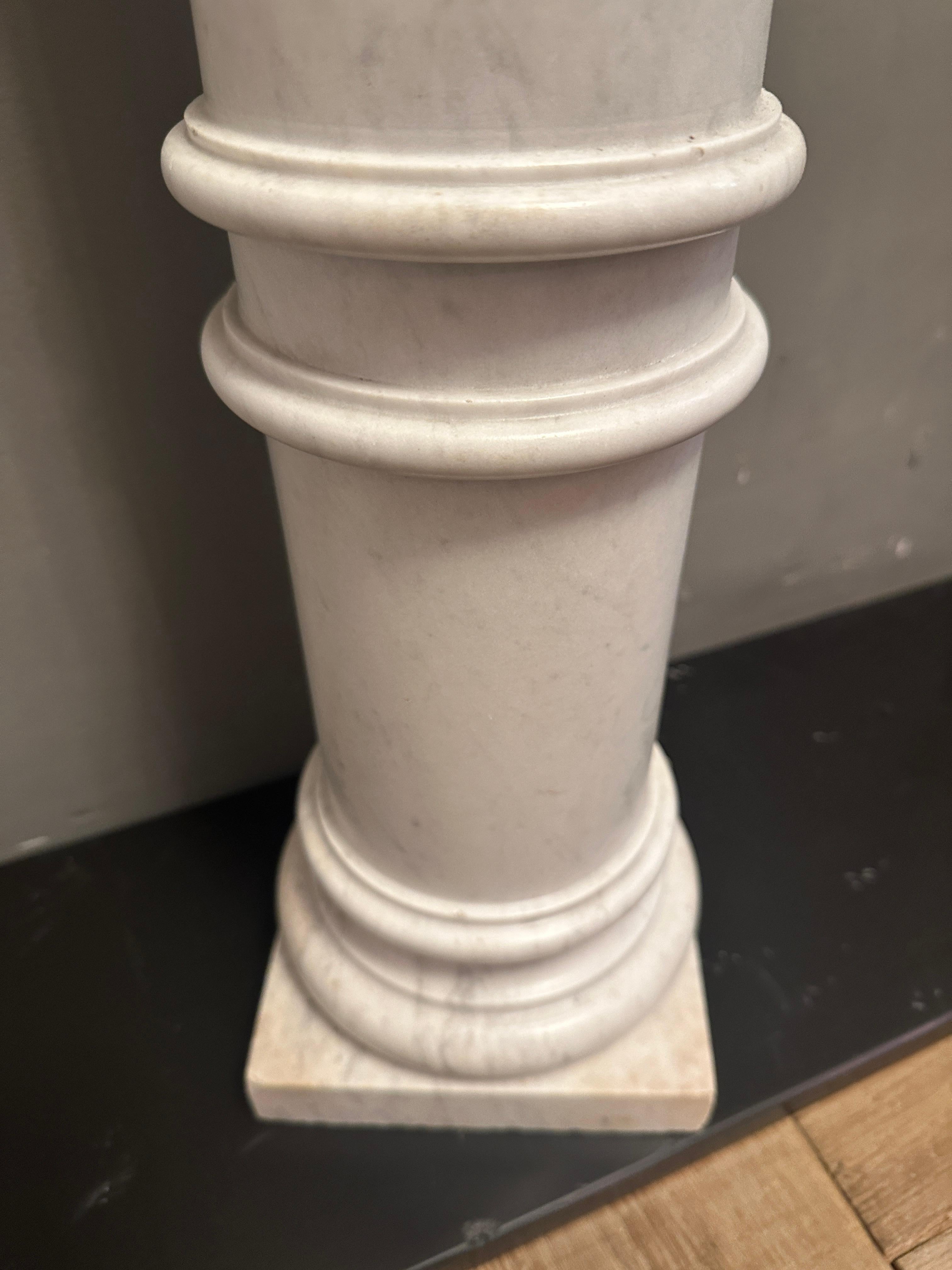 Ein antikes Paar weißer Carrara-Marmorsockel, antik (Europäisch) im Angebot