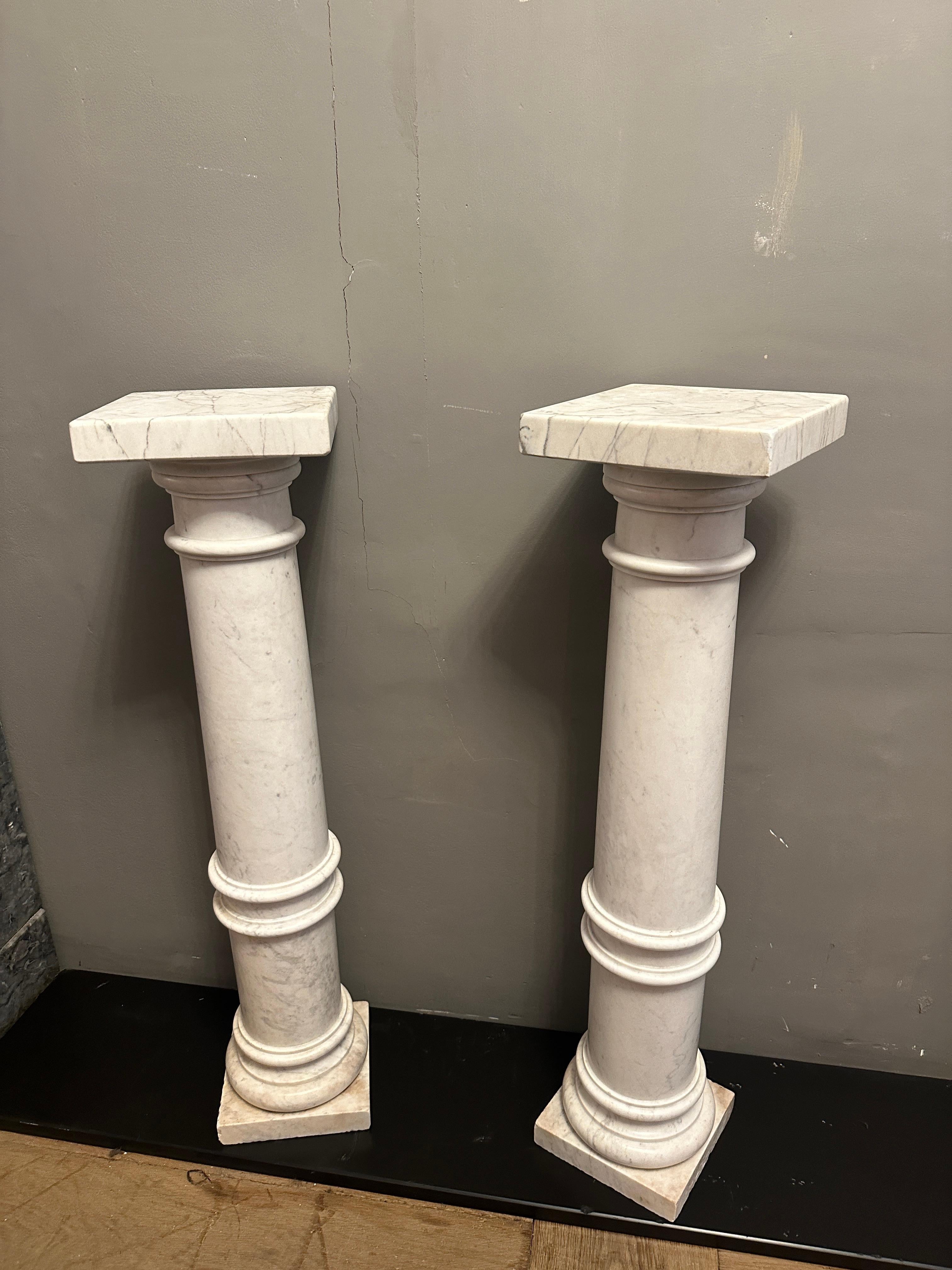Ein antikes Paar weißer Carrara-Marmorsockel, antik im Zustand „Gut“ im Angebot in London, GB