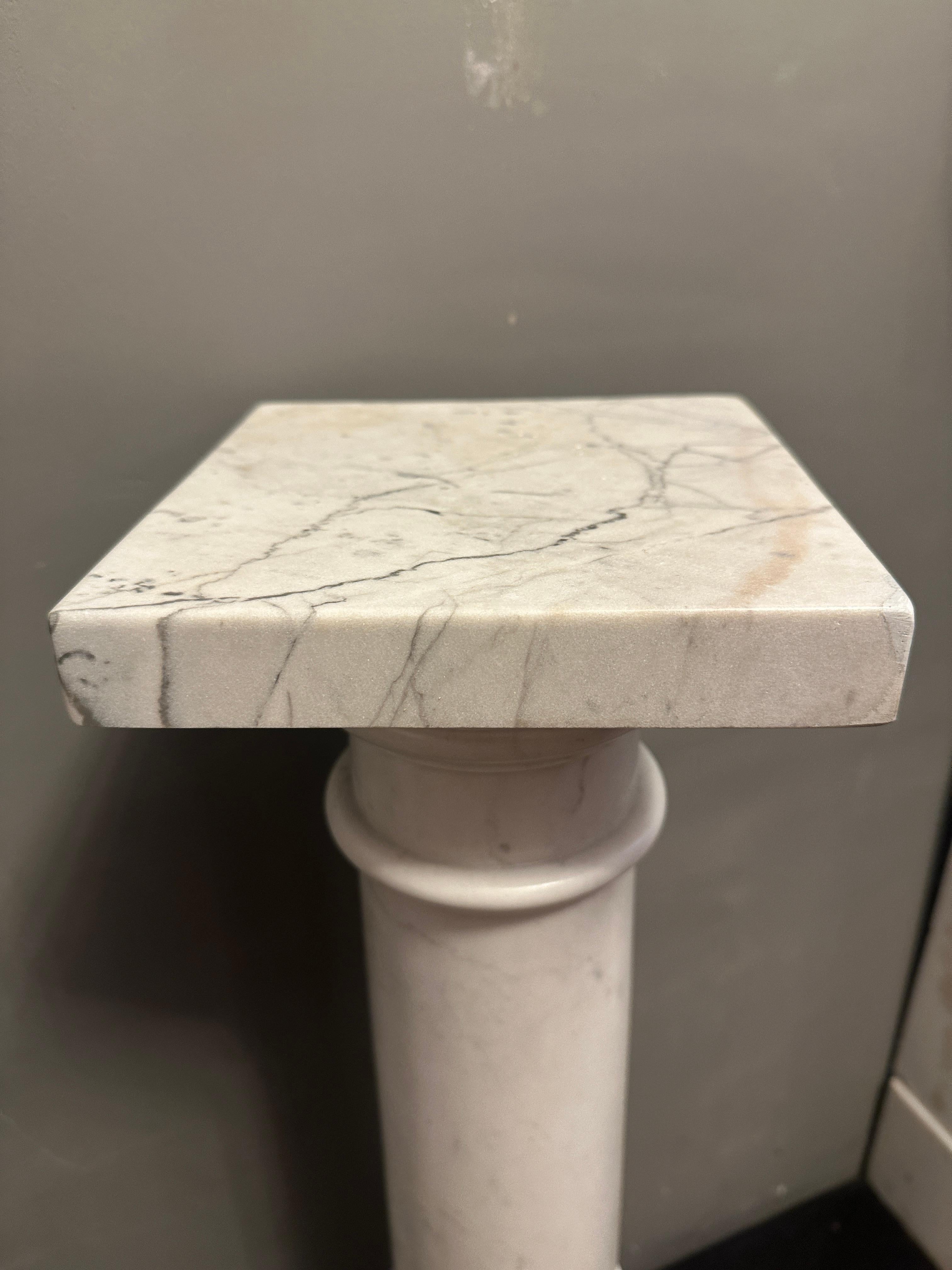 Ein antikes Paar weißer Carrara-Marmorsockel, antik im Angebot 1