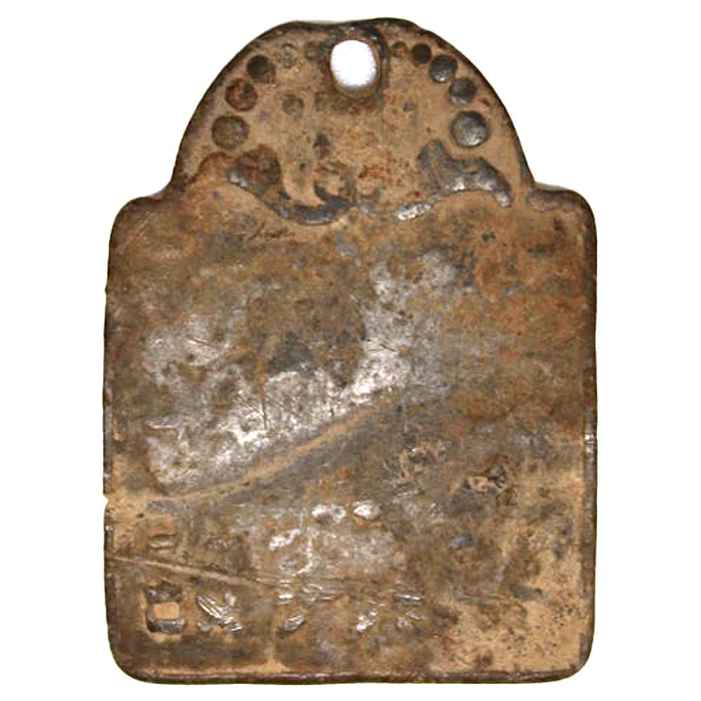 Ancienne amulette polonaise en plomb Abîmé - En vente à New York, NY