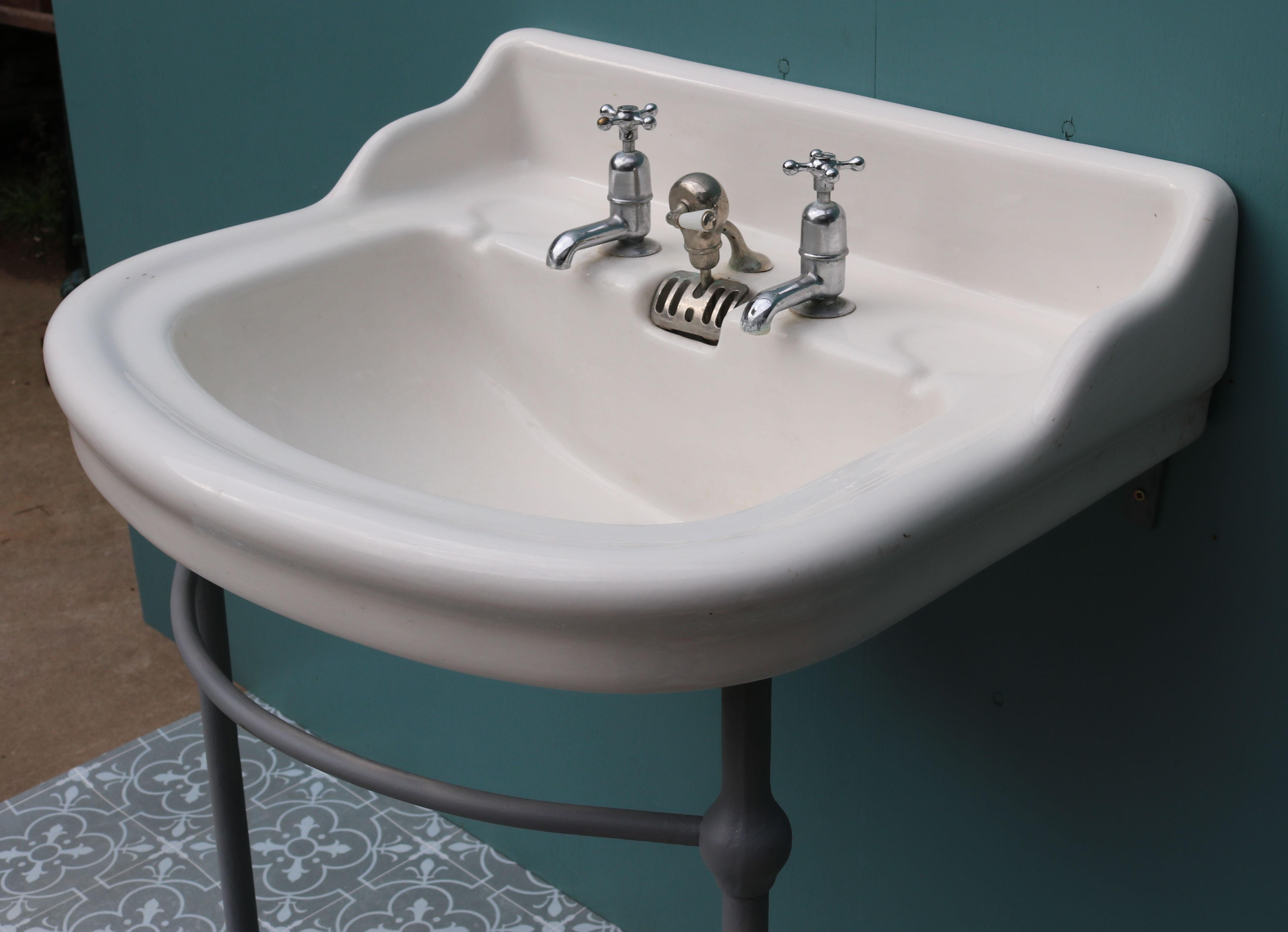 Antique Porcelain Basin with Faucet In Good Condition For Sale In Wormelow, Herefordshire