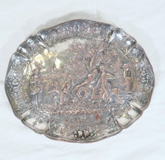 Ein antiker Rokoko-Teller aus versilbertem Kupfer, 18. Jahrhundert.