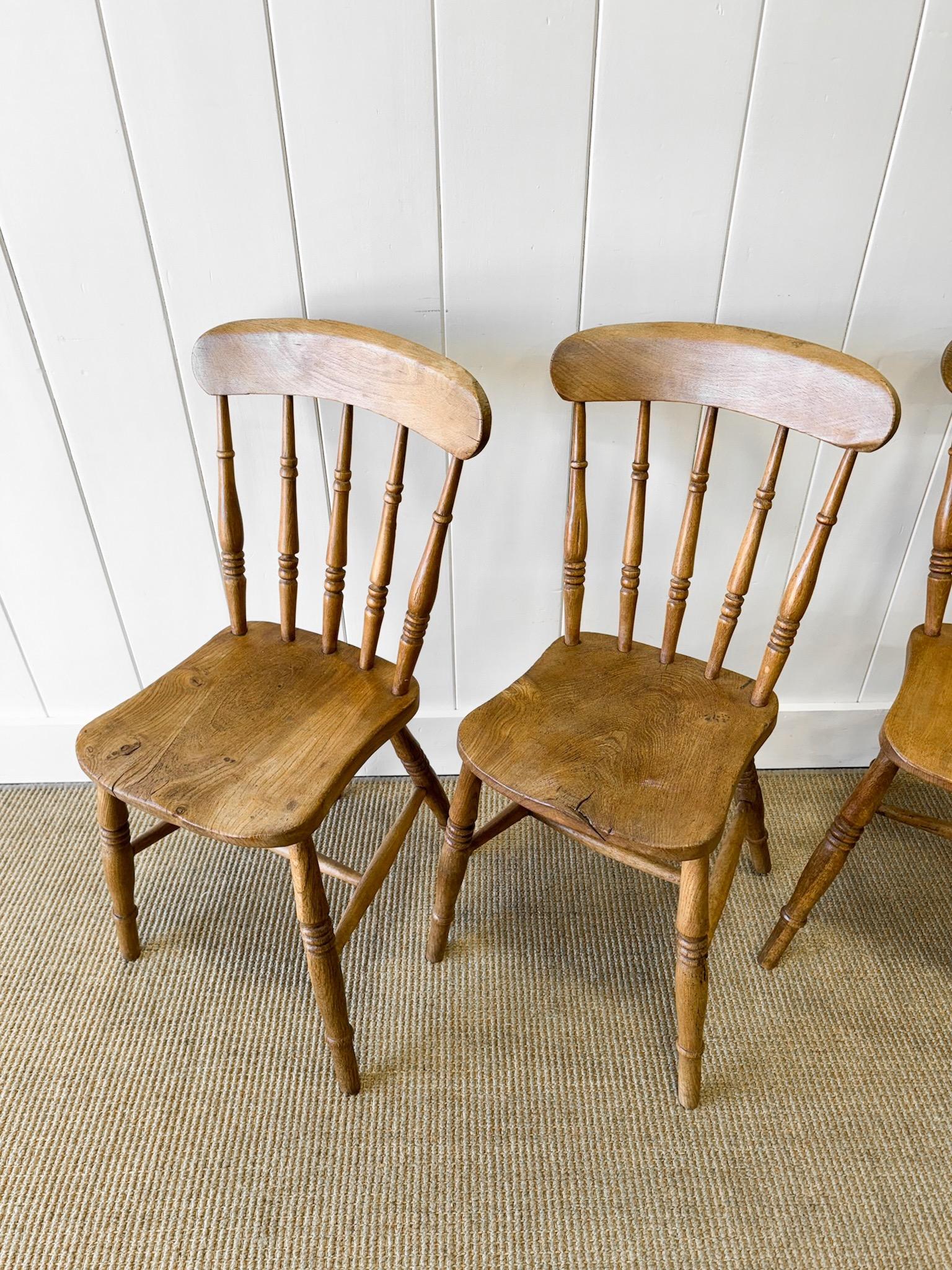 Country Antiquités - Ensemble de 4 chaises à dossier en fuseau en vente