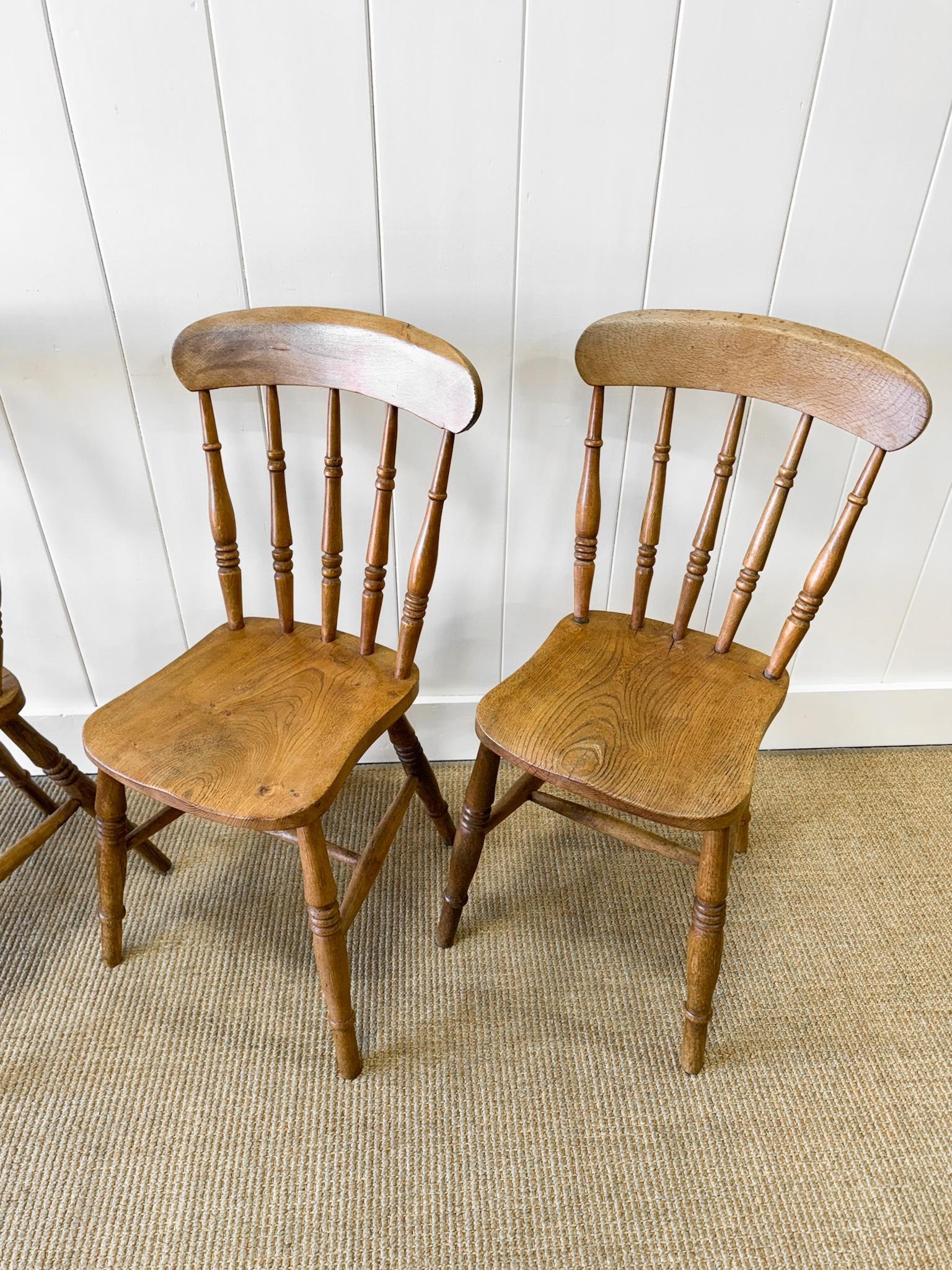 Britannique Antiquités - Ensemble de 4 chaises à dossier en fuseau en vente