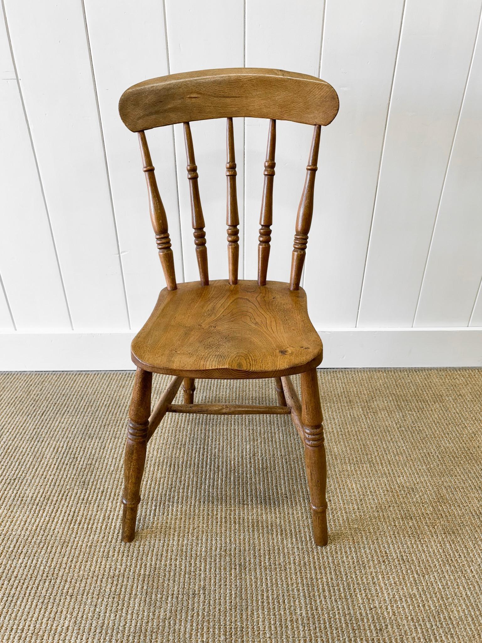 An Antique Set of 4 Spindle Back Chairs In Good Condition For Sale In Oak Park, MI
