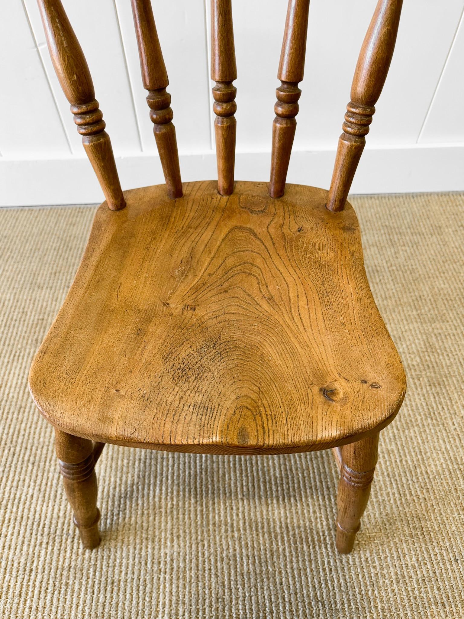 XIXe siècle Antiquités - Ensemble de 4 chaises à dossier en fuseau en vente