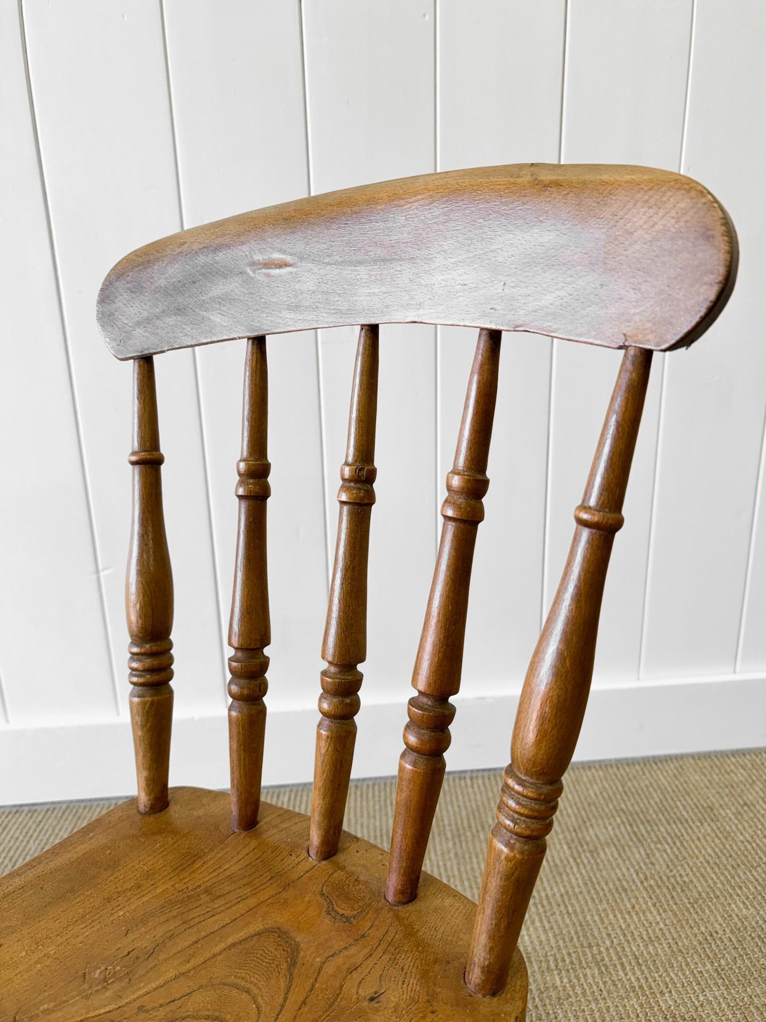 Frêne Antiquités - Ensemble de 4 chaises à dossier en fuseau en vente