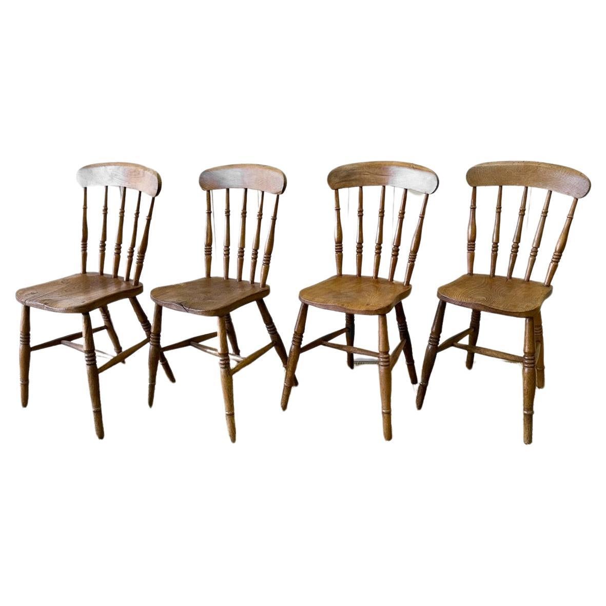 Antiquités - Ensemble de 4 chaises à dossier en fuseau en vente