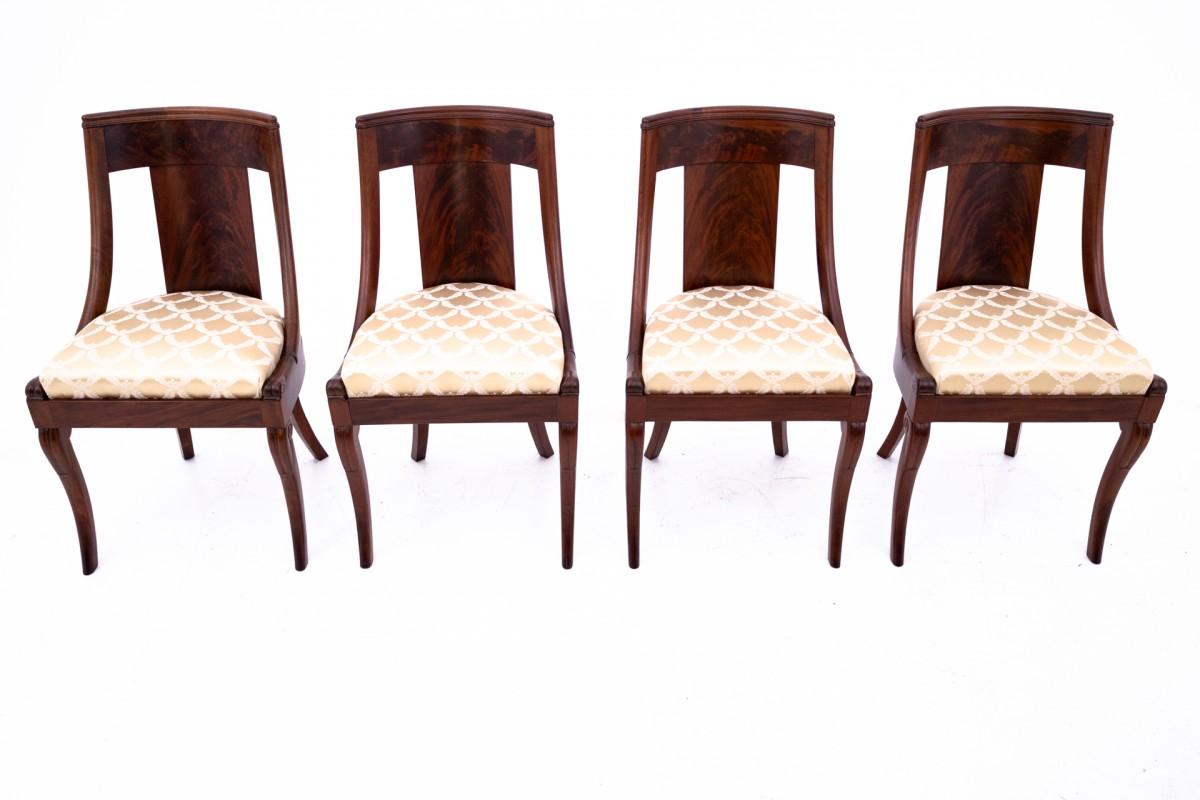 An antique set of chairs from around 1860.

Very good condition, after professional renovation and replacement of upholstery.

wood: mahogany

Dimensions:

height 79 cm, seat height 44 cm, width 48 cm, depth 48 cm.