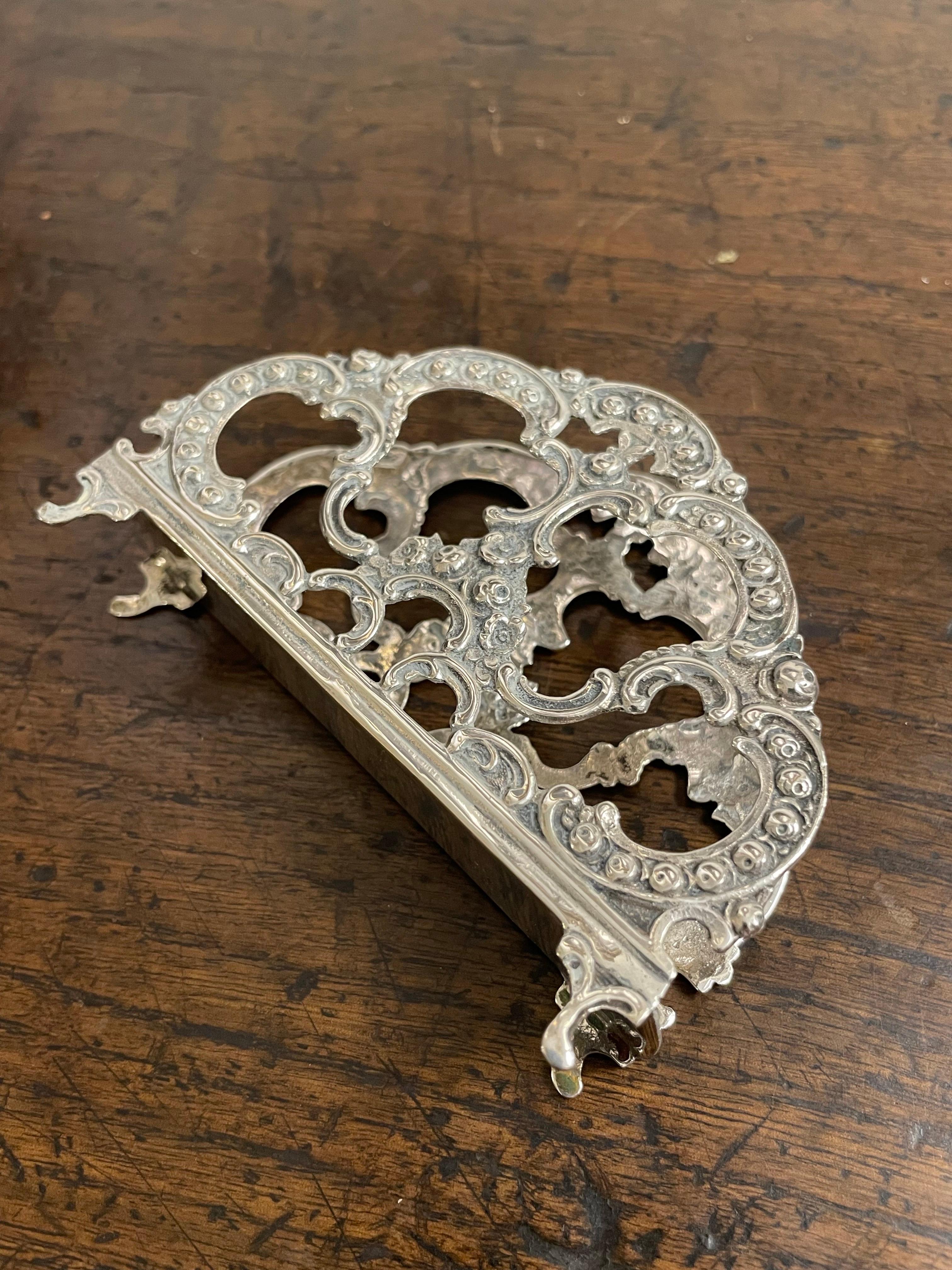 An Antique Silver 800 Napkin Holder, 19th Century

Offers elegant design and craftsmanship. Home decor, Interior design and collectibles.

Provenance: Private Australian Collection.

Dimension:
Length: 10.3cm
Height: 7cm
Depth: 2.5cm