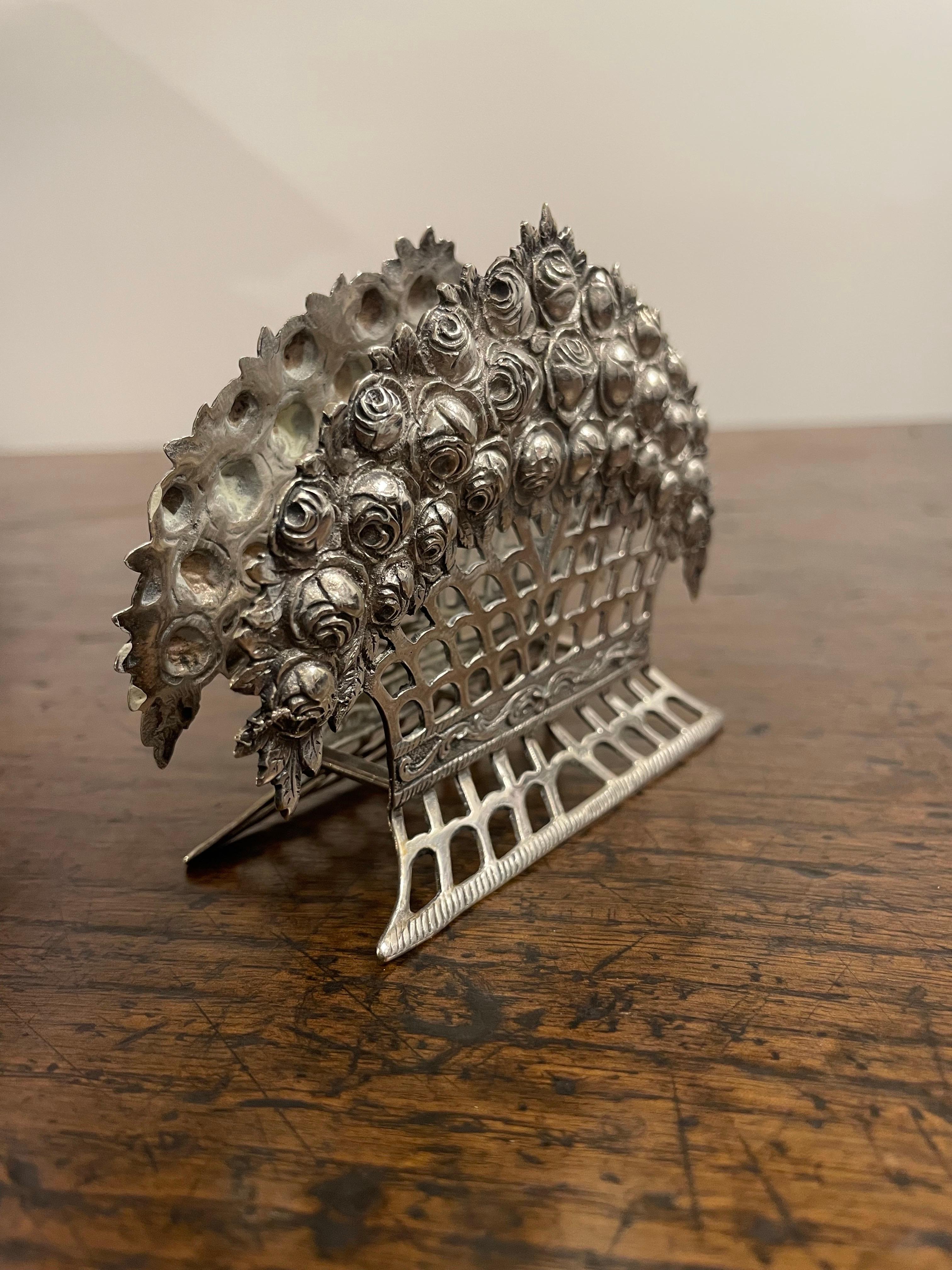 Un antico portatovaglioli d'argento 800, XIX secolo

Offre un design elegante e una lavorazione artigianale. Decorazioni per la casa, design d'interni e oggetti da collezione.

Provenienza: Collezione privata australiana.

Dimensioni:
Lunghezza: