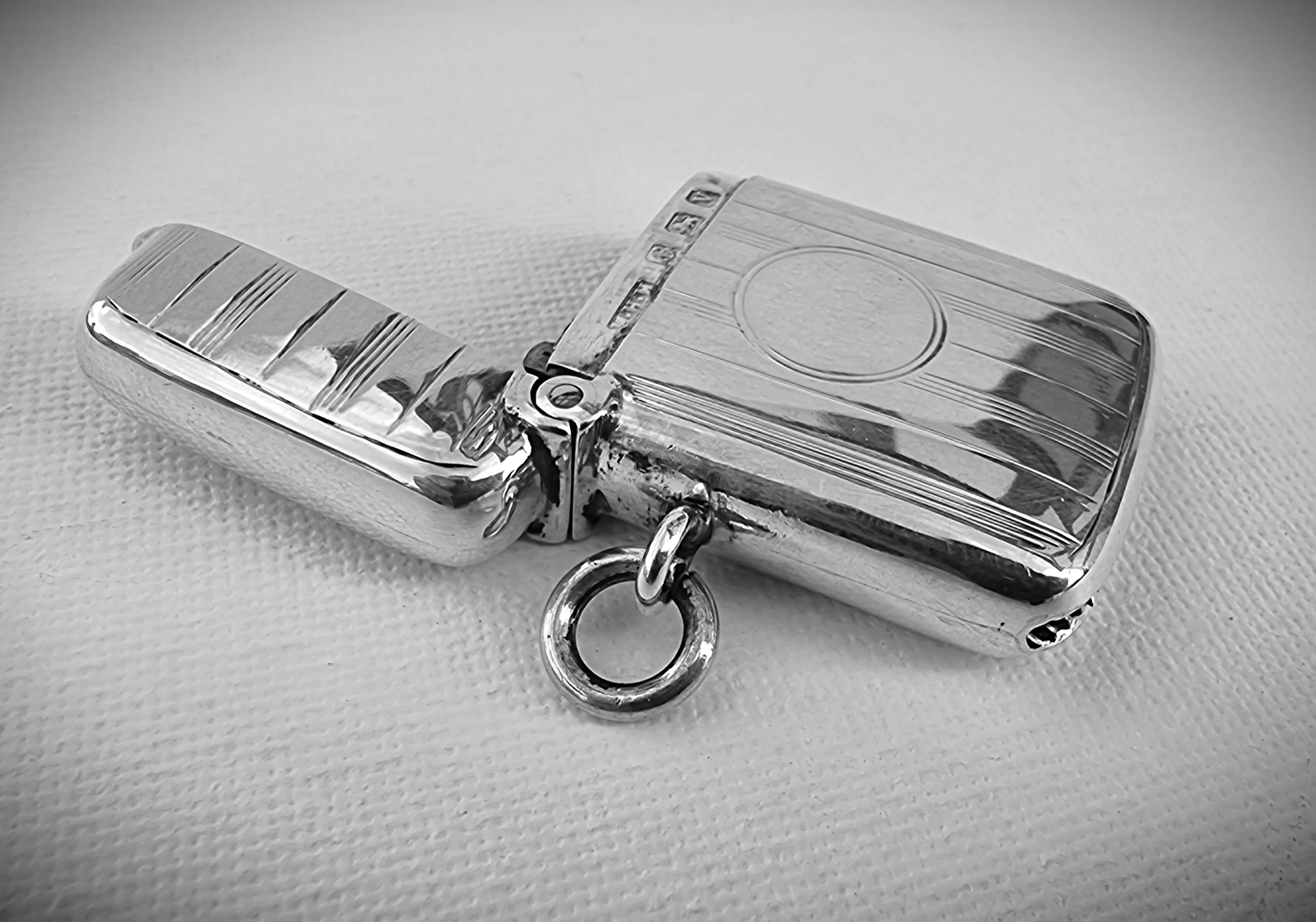 An antique silver vesta case of extra small proportions by William Hair Haseler In Good Condition For Sale In Central England, GB