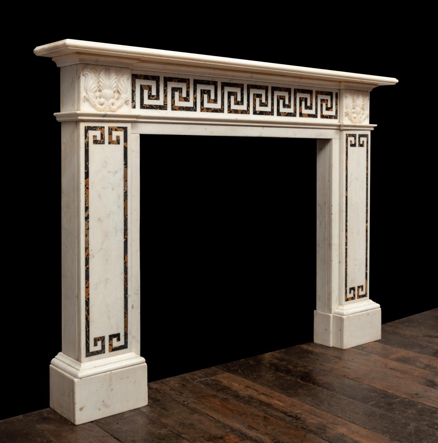 Néo-grec Statuaire antique et cheminée en marbre Portoro dans le style Regency en vente