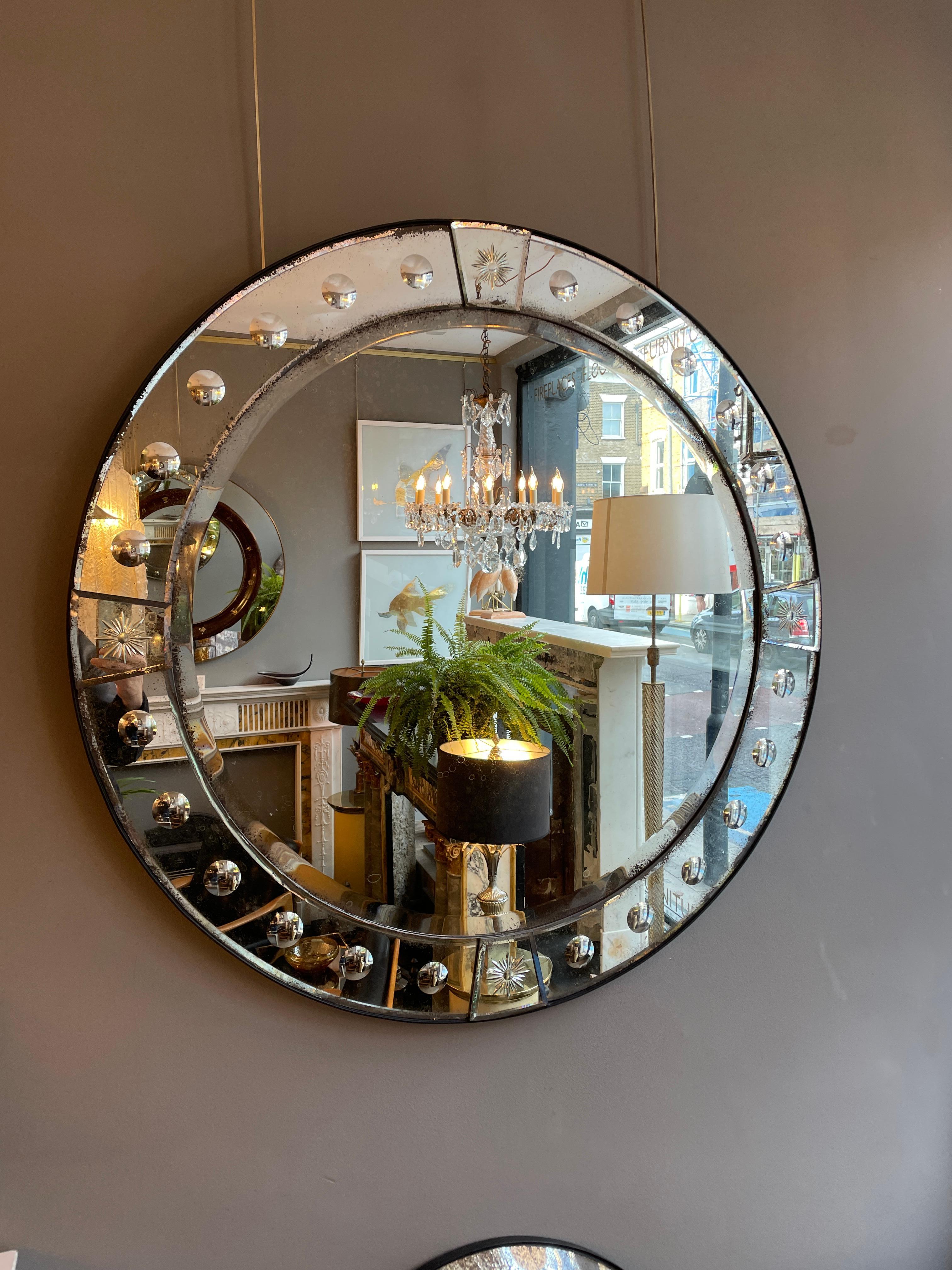 Britannique Miroir circulaire à panneaux en bois vieilli de style antique en vente