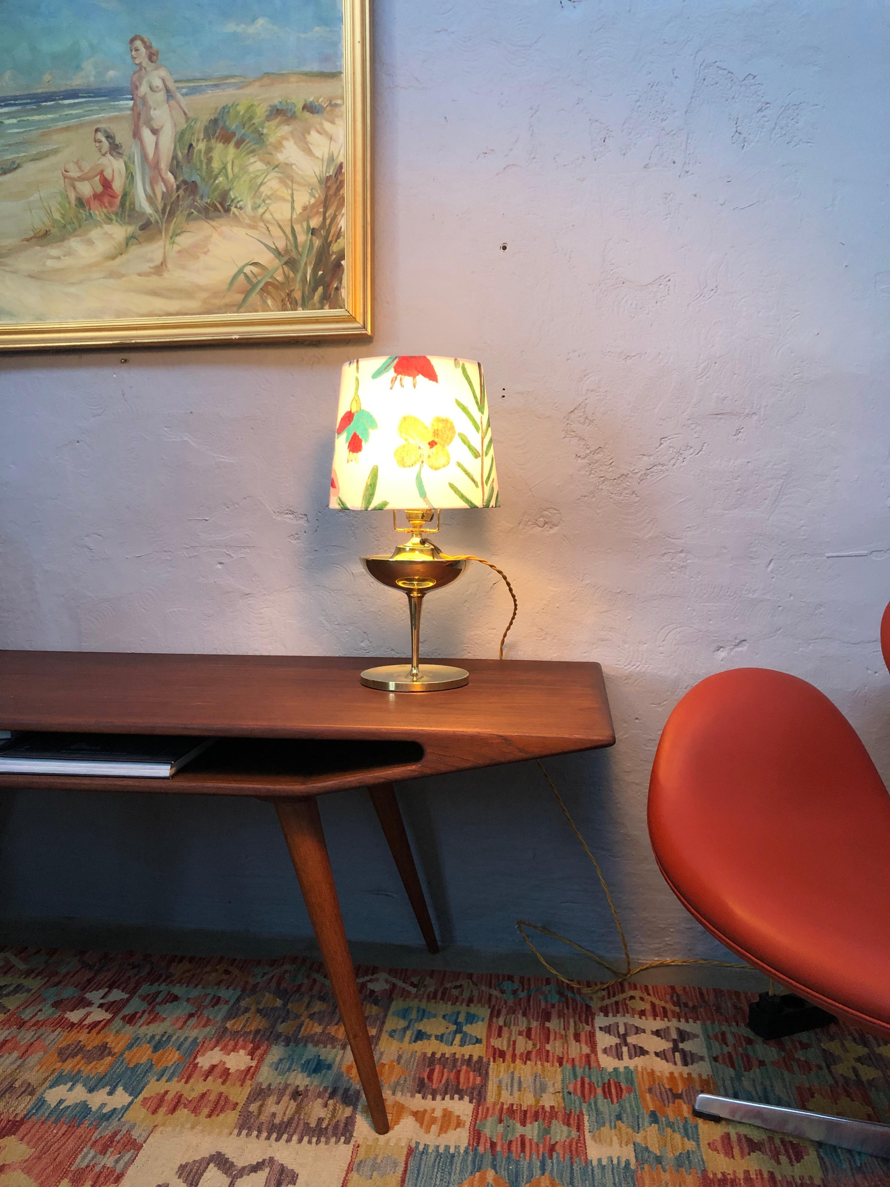 Eine antike elektrische Öllampe aus Messing von Swedish Böhlmarks aus Stockholm. 
Eine sehr elegante Lampe mit klassischem Design von einem der führenden schwedischen Lampenhersteller aus dieser Zeit. 
Die Lampe wurde mit einem verdrillten