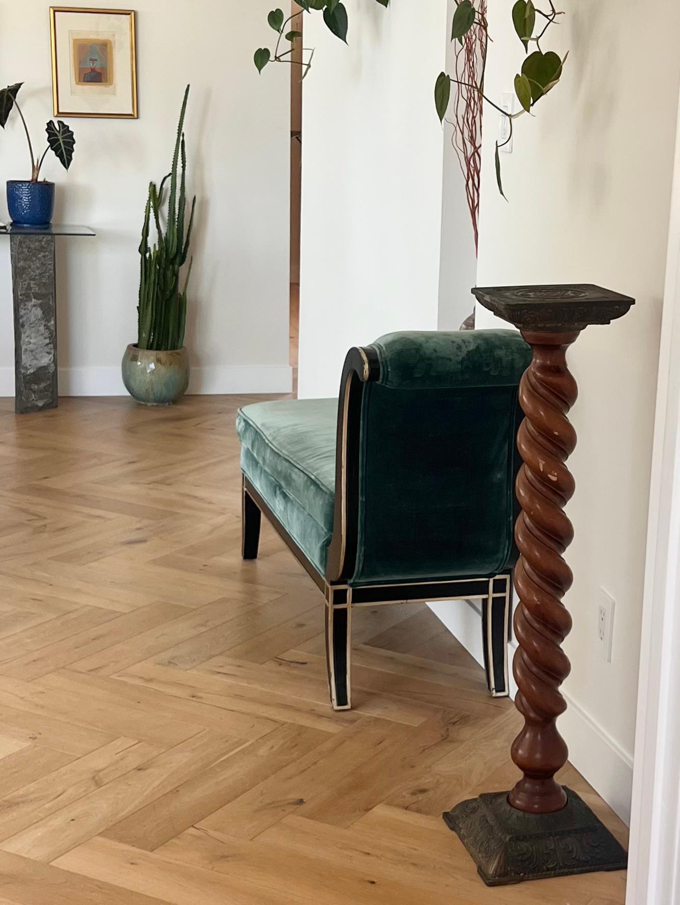 Antiker, gedrechselter Holzsockel mit geschnitzten Metalldetails, Anfang 20. im Angebot 5