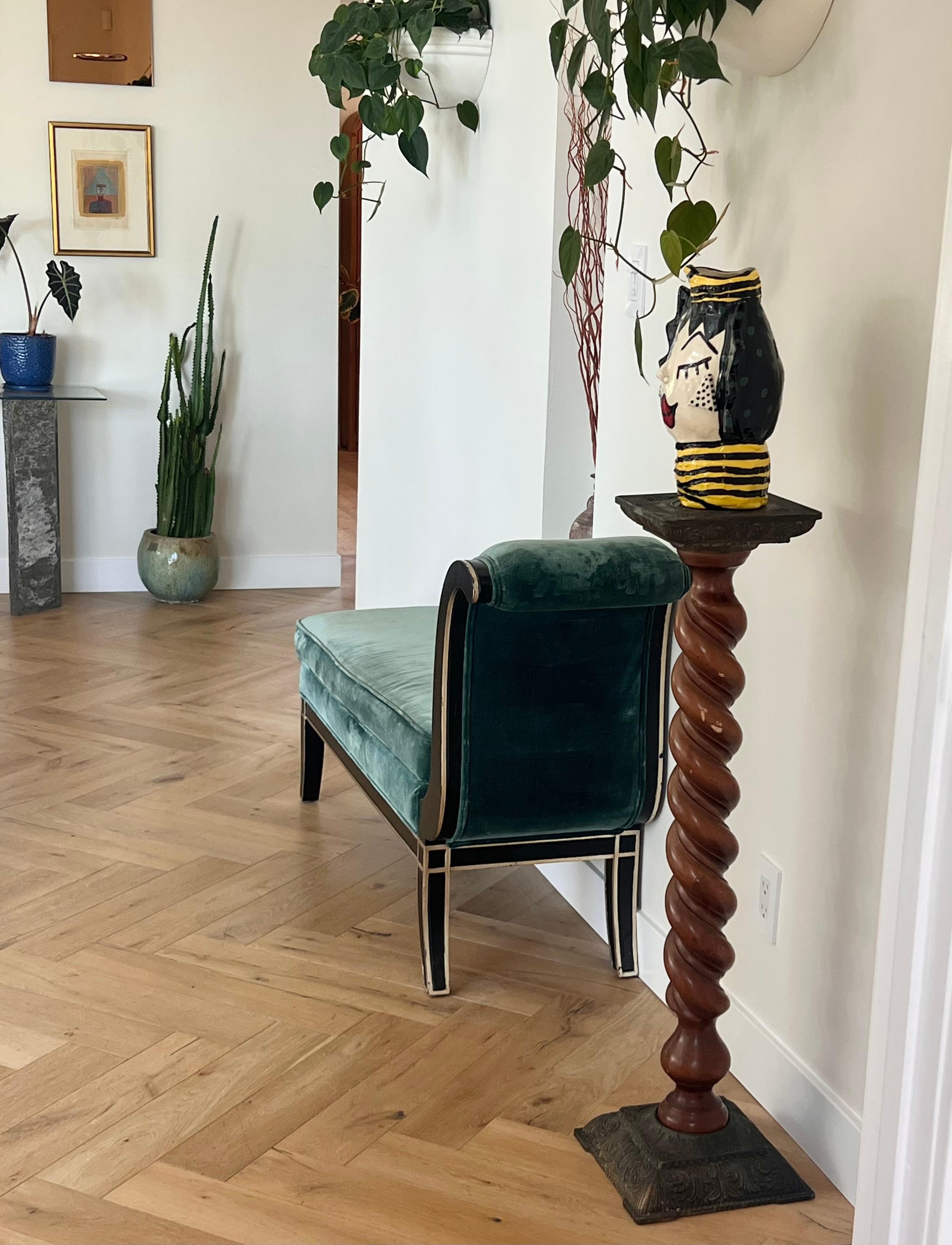 Antiker, gedrechselter Holzsockel mit geschnitzten Metalldetails, Anfang 20. im Angebot 6