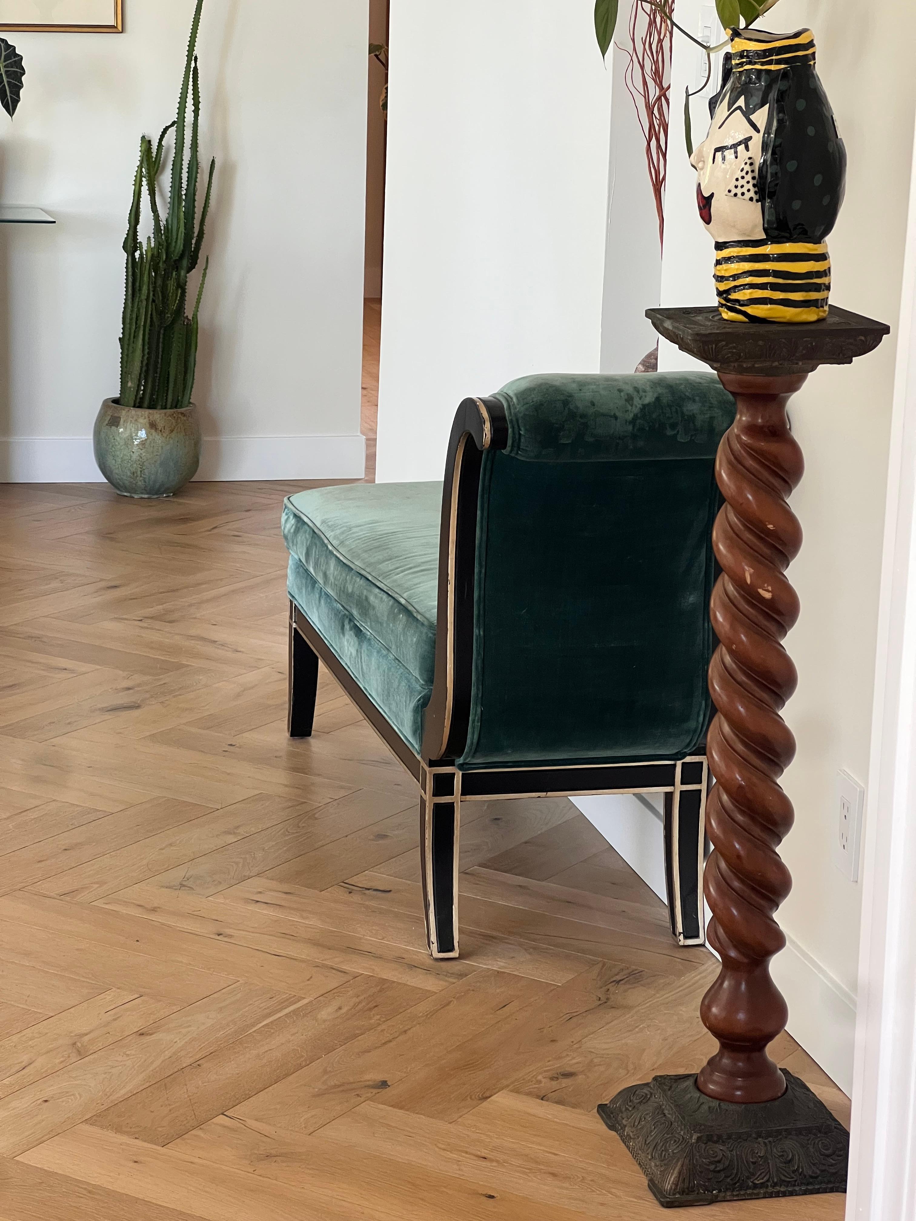 Antiker, gedrechselter Holzsockel mit geschnitzten Metalldetails, Anfang 20. im Angebot 7