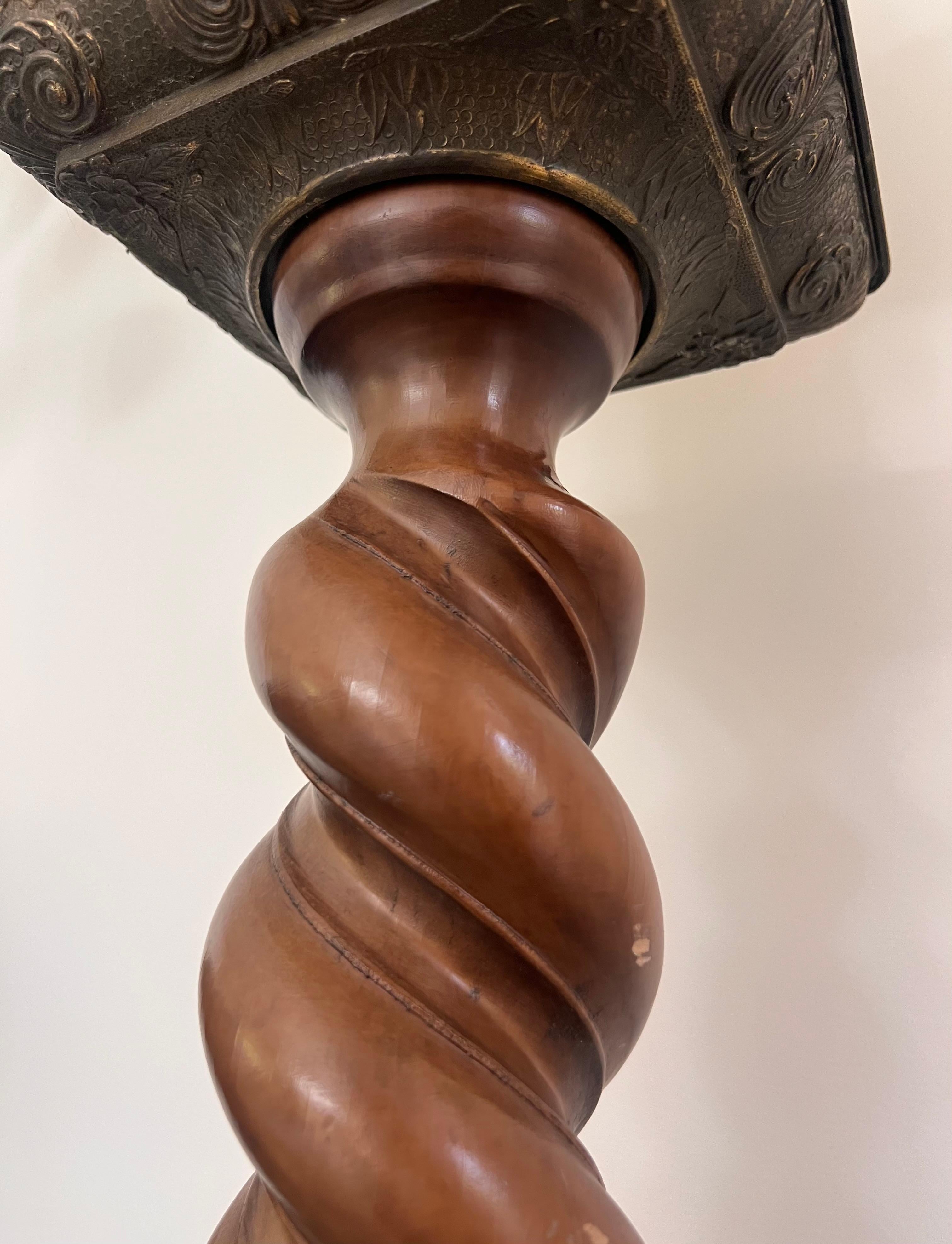 Antiker, gedrechselter Holzsockel mit geschnitzten Metalldetails, Anfang 20. im Angebot 9