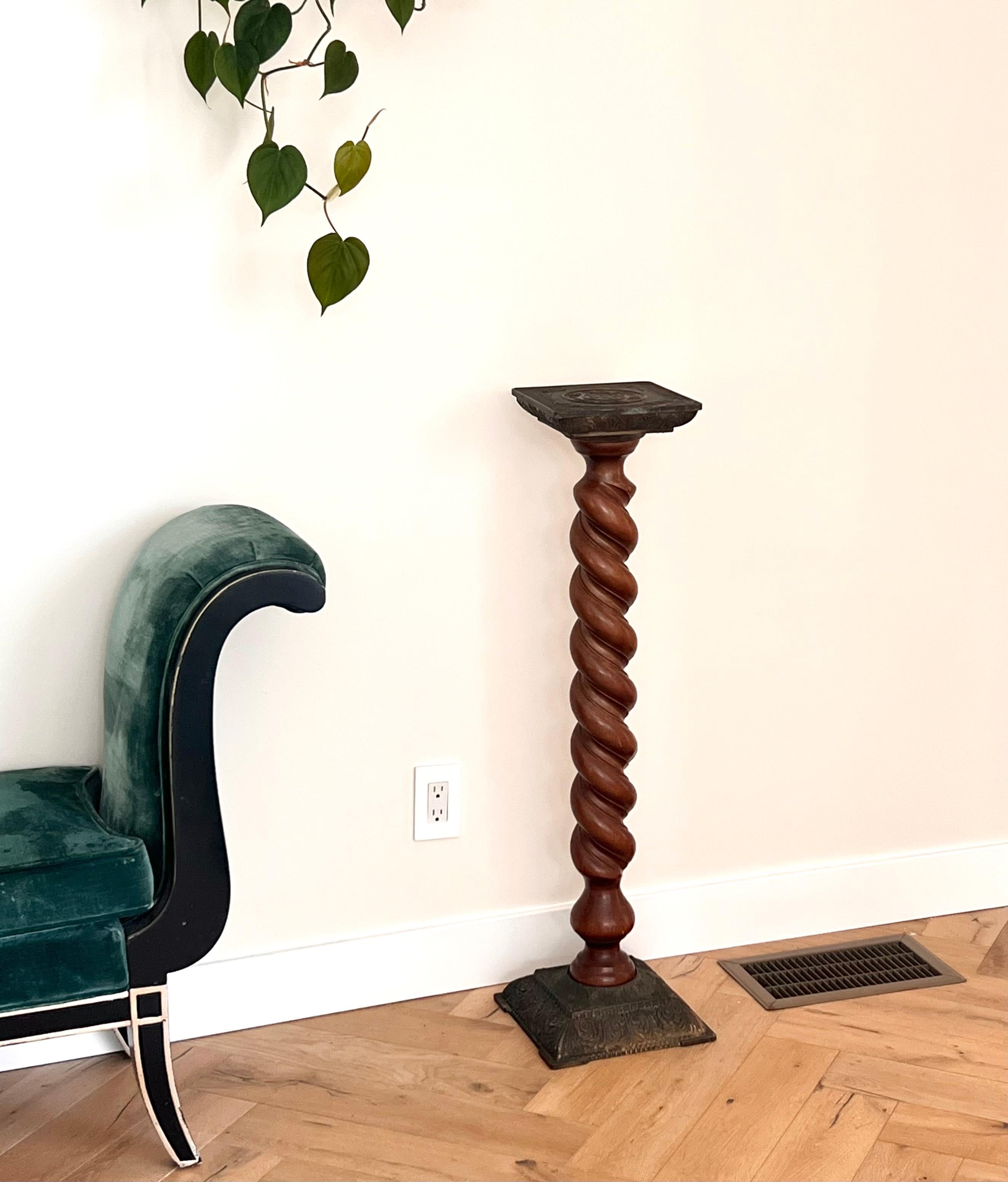 Antiker, gedrechselter Holzsockel mit geschnitzten Metalldetails, Anfang 20. im Angebot 10