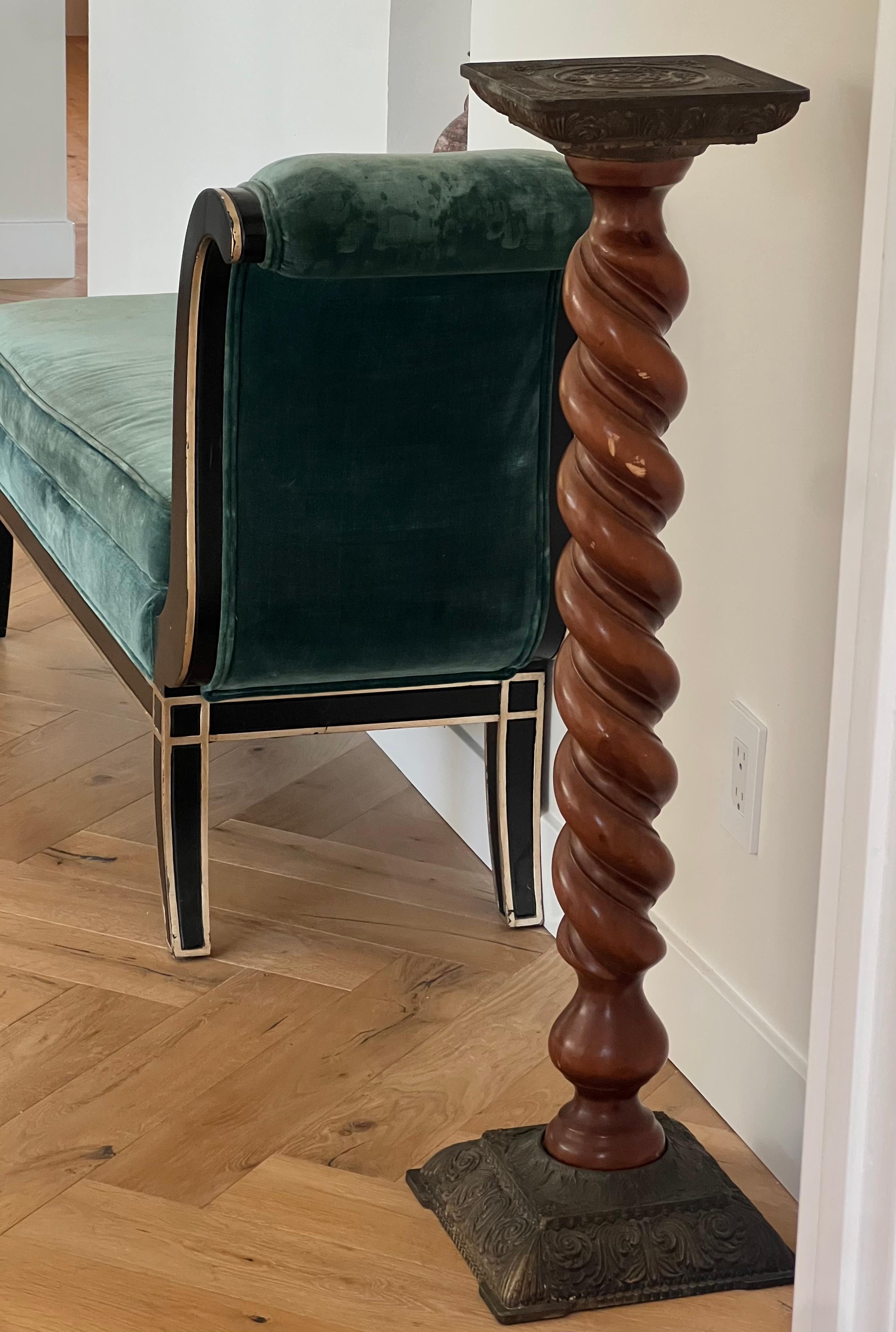 Antiker, gedrechselter Holzsockel mit geschnitzten Metalldetails, Anfang 20. im Angebot 11