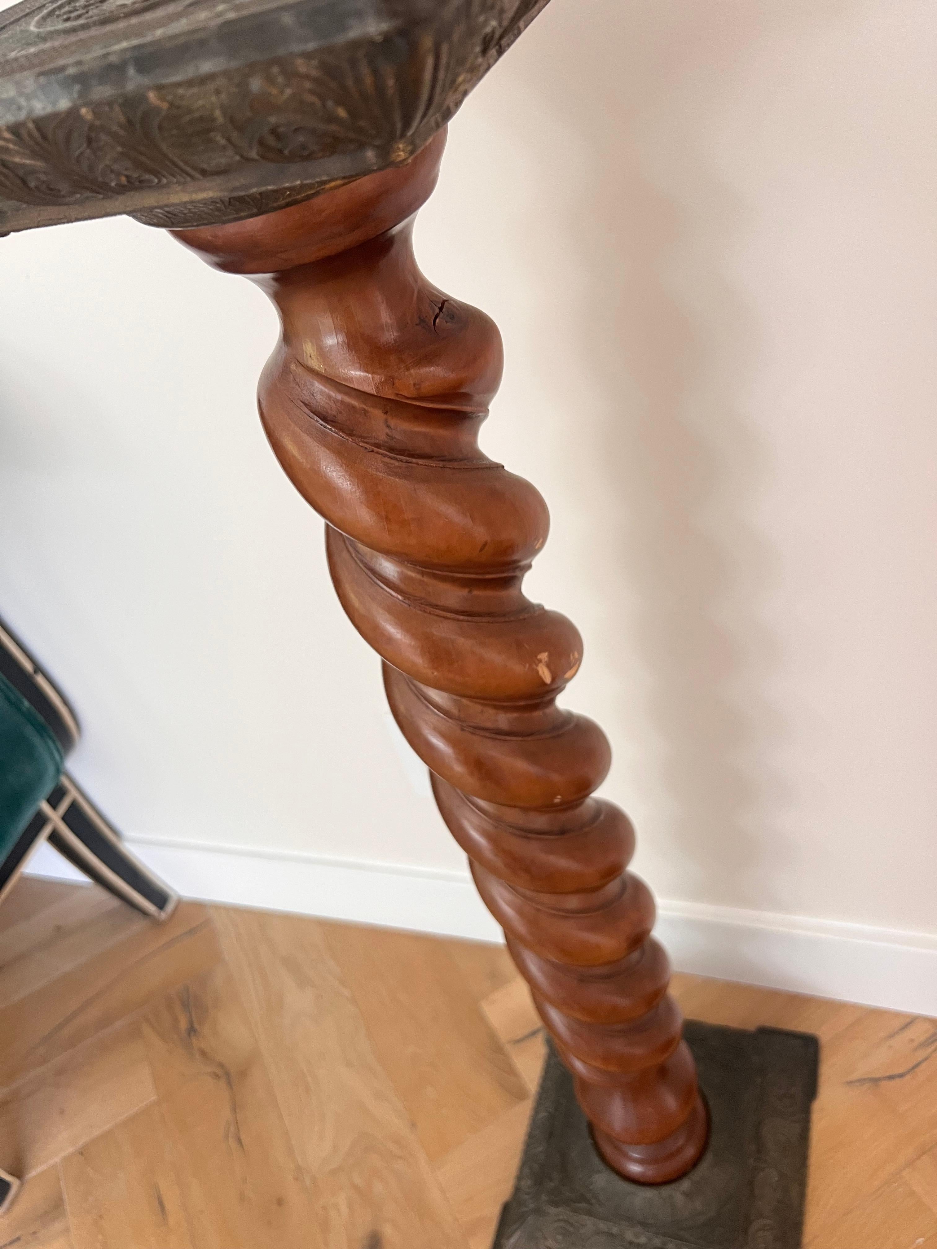 Antiker, gedrechselter Holzsockel mit geschnitzten Metalldetails, Anfang 20. im Angebot 13