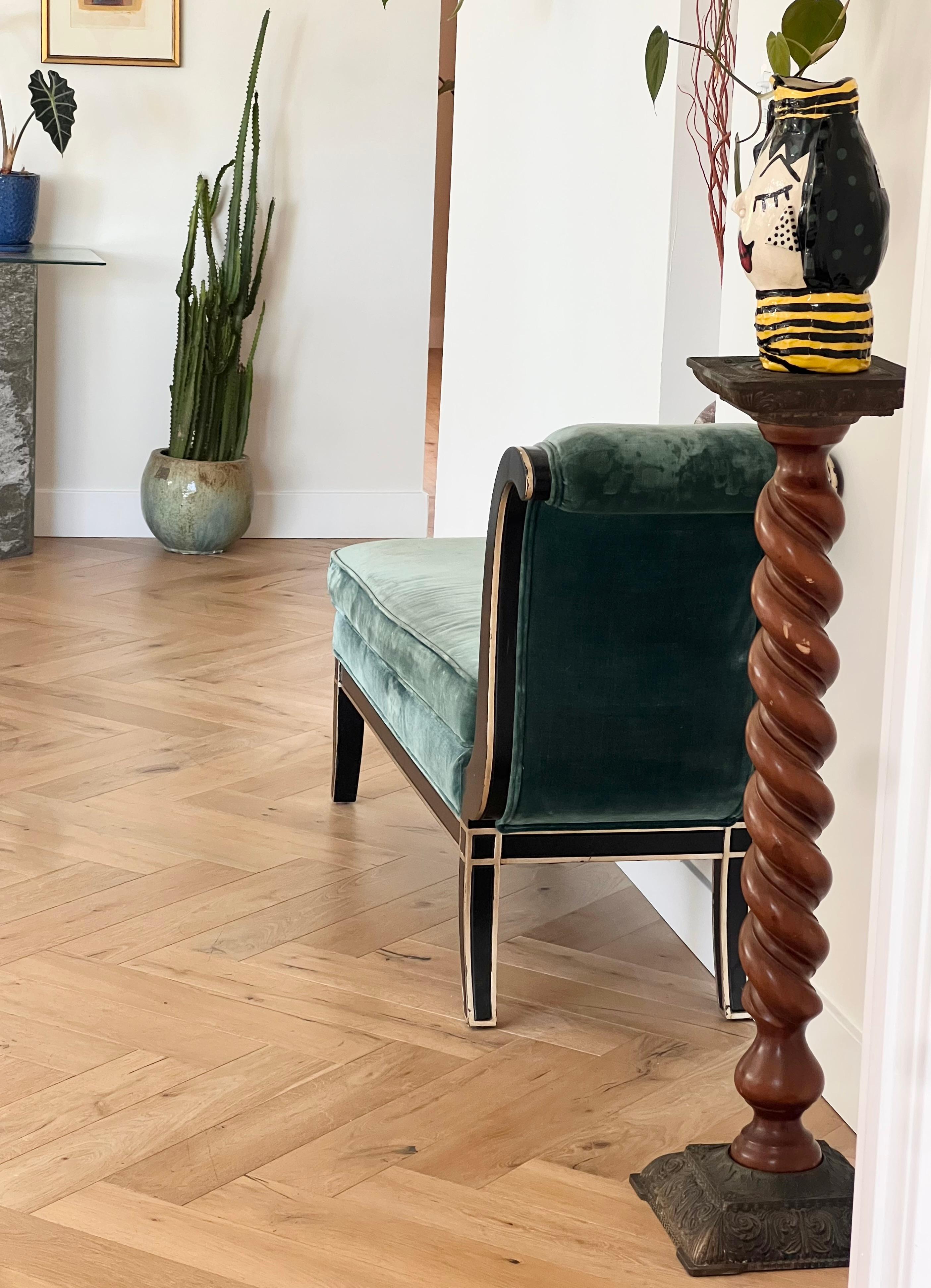 Antiker, gedrechselter Holzsockel mit geschnitzten Metalldetails, Anfang 20. im Angebot 14