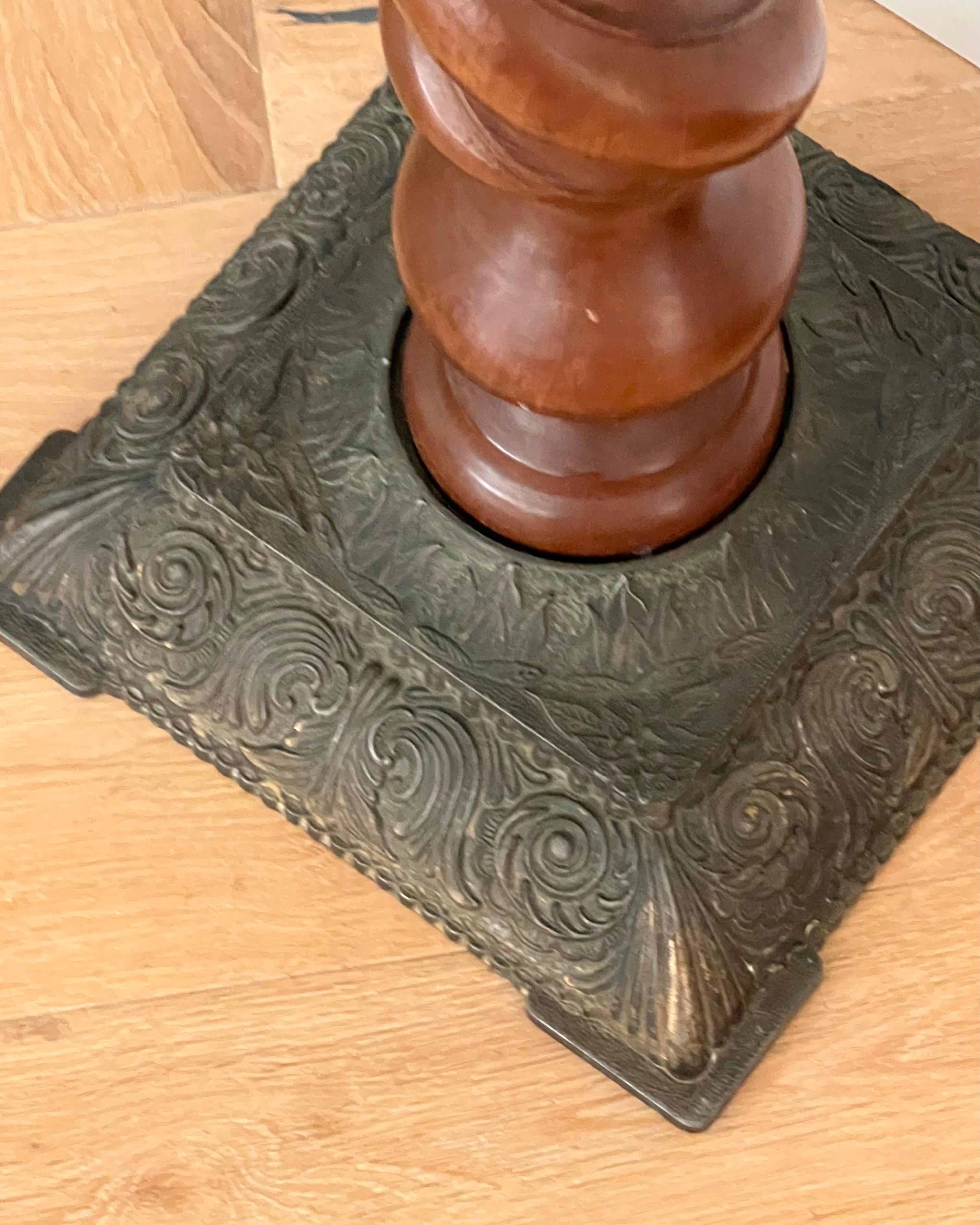 Antiker, gedrechselter Holzsockel mit geschnitzten Metalldetails, Anfang 20. (20. Jahrhundert) im Angebot