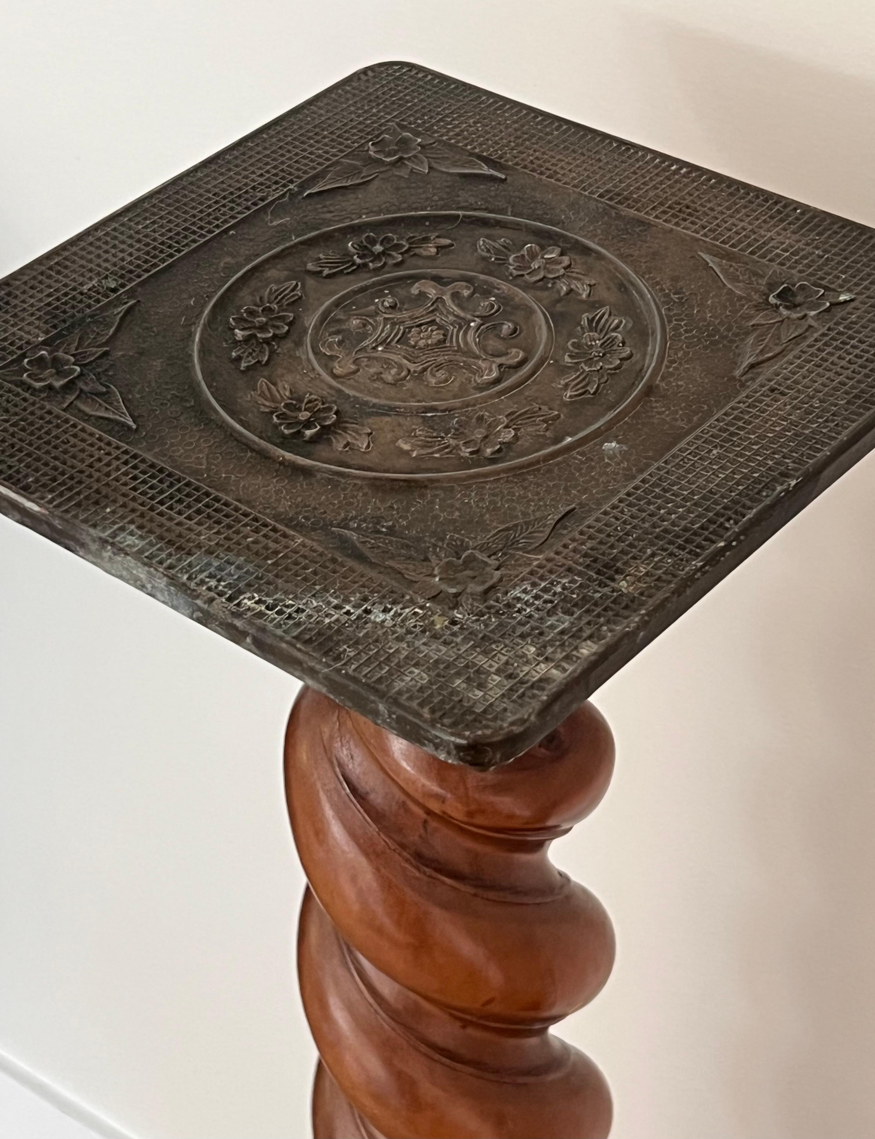 Antiker, gedrechselter Holzsockel mit geschnitzten Metalldetails, Anfang 20. im Angebot 1