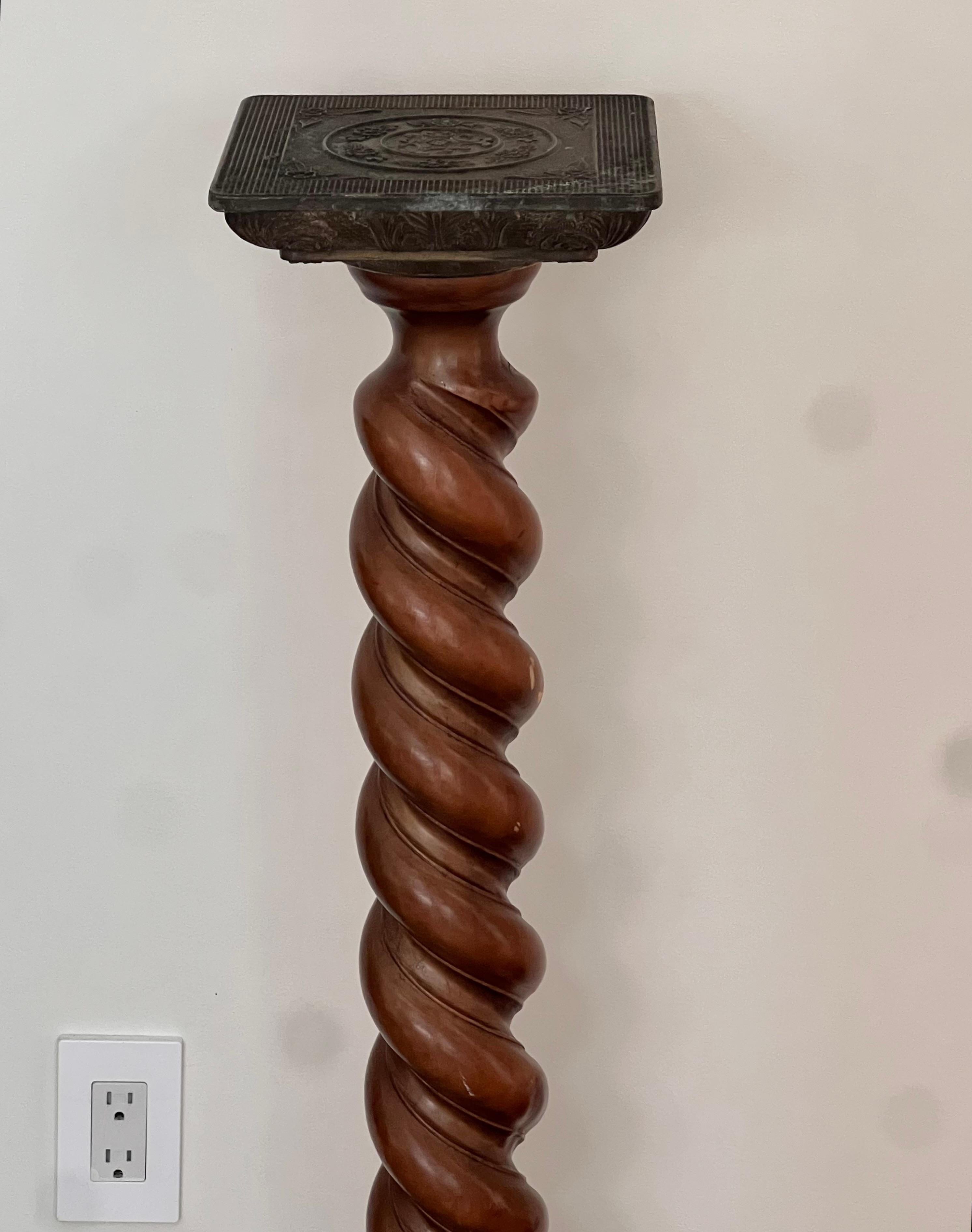 Antiker, gedrechselter Holzsockel mit geschnitzten Metalldetails, Anfang 20. im Angebot 2