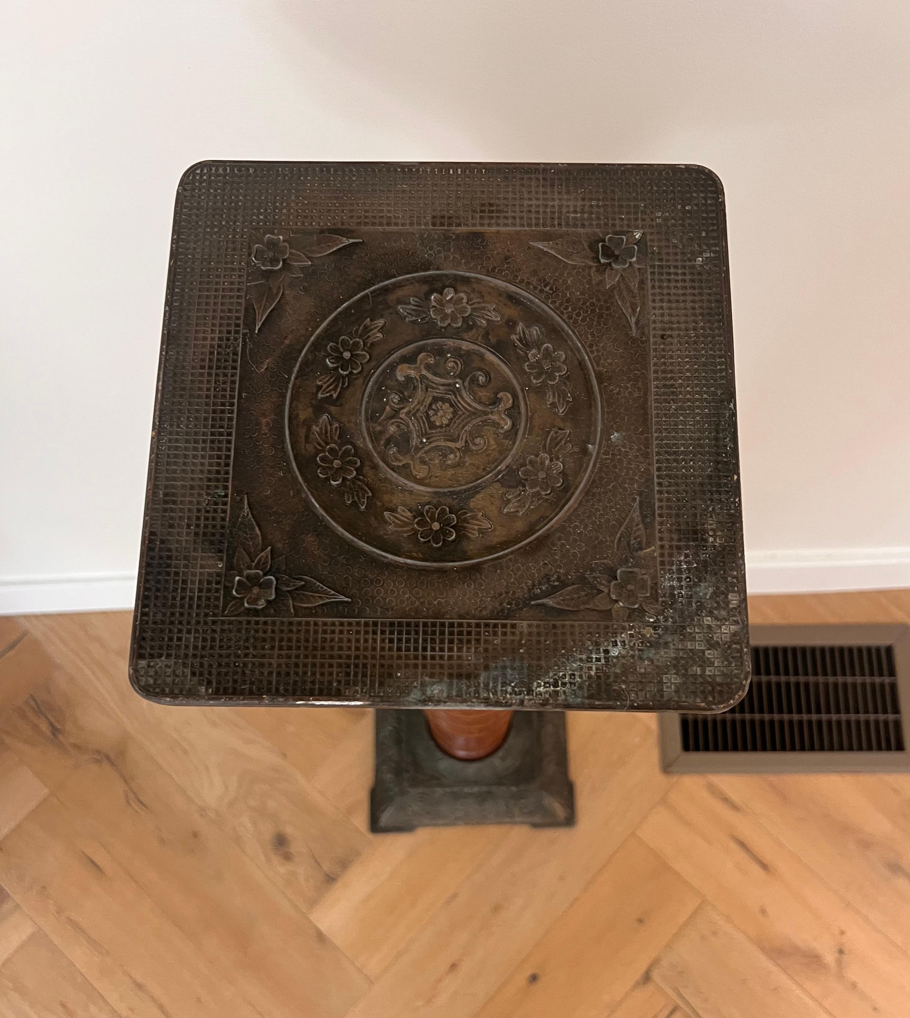 Antiker, gedrechselter Holzsockel mit geschnitzten Metalldetails, Anfang 20. im Angebot 3