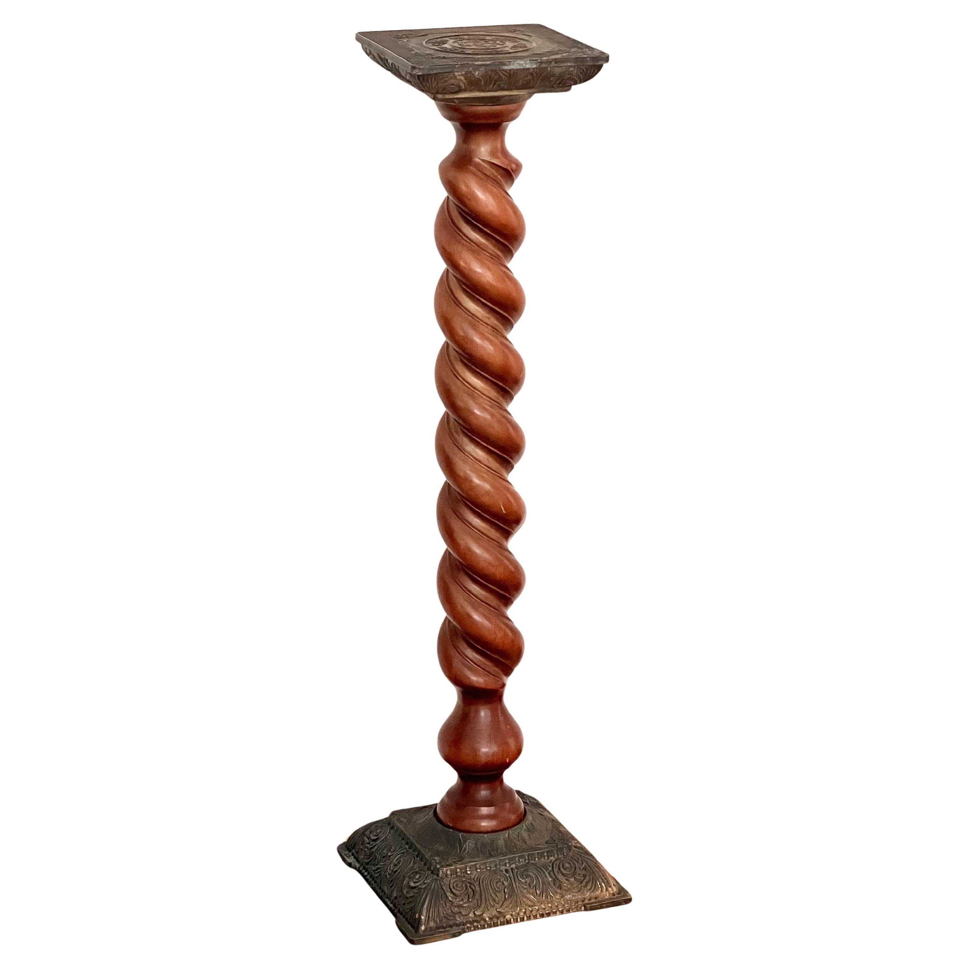 Antiker, gedrechselter Holzsockel mit geschnitzten Metalldetails, Anfang 20. im Angebot