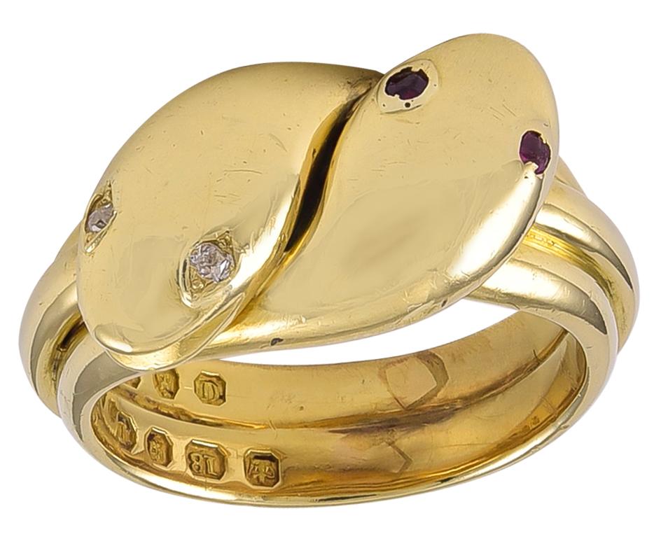 An Antique Victorian 18 Karat Gold double headed Snake Ring, Ruby & Diamond Eyes In Excellent Condition For Sale In London, GB