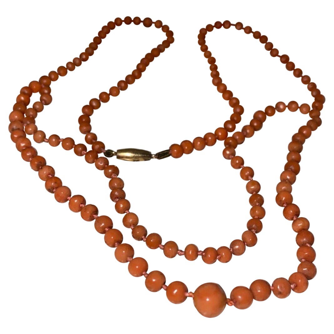 Antica collana vittoriana di corallo mediterraneo con chiusura in oro giallo 18 carati