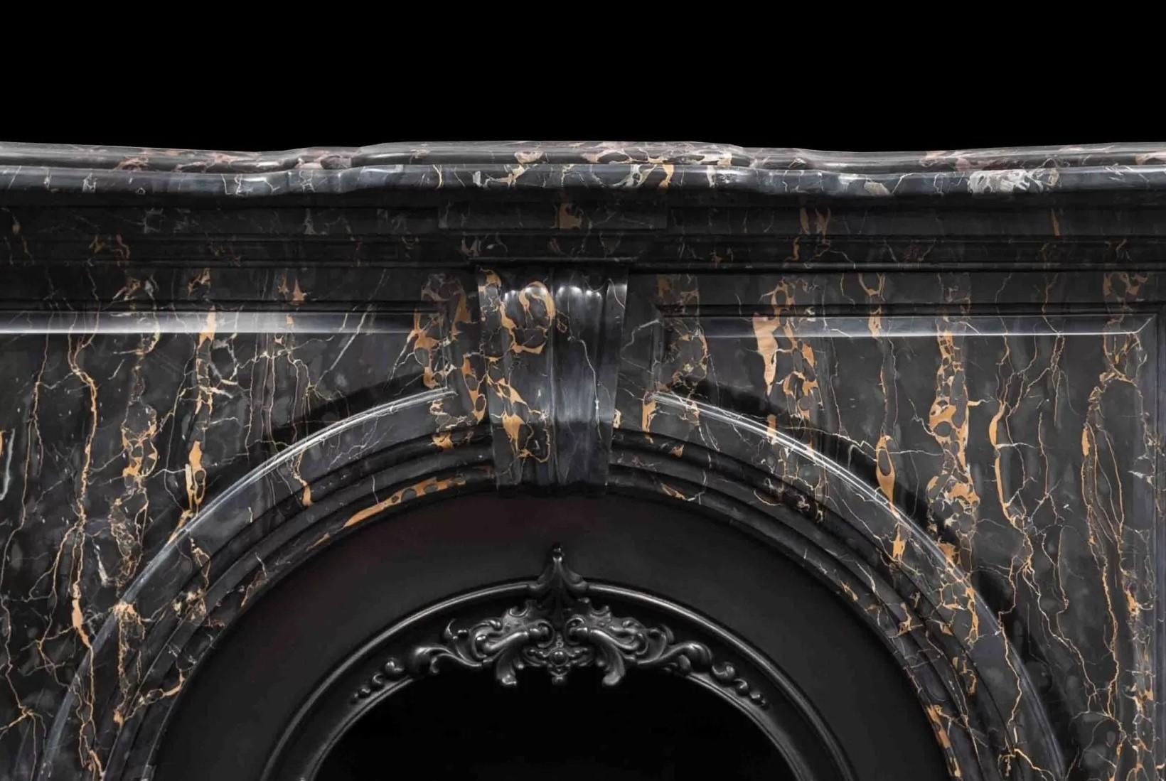 Anglais Cheminée d'époque victorienne en marbre Portoro Nero