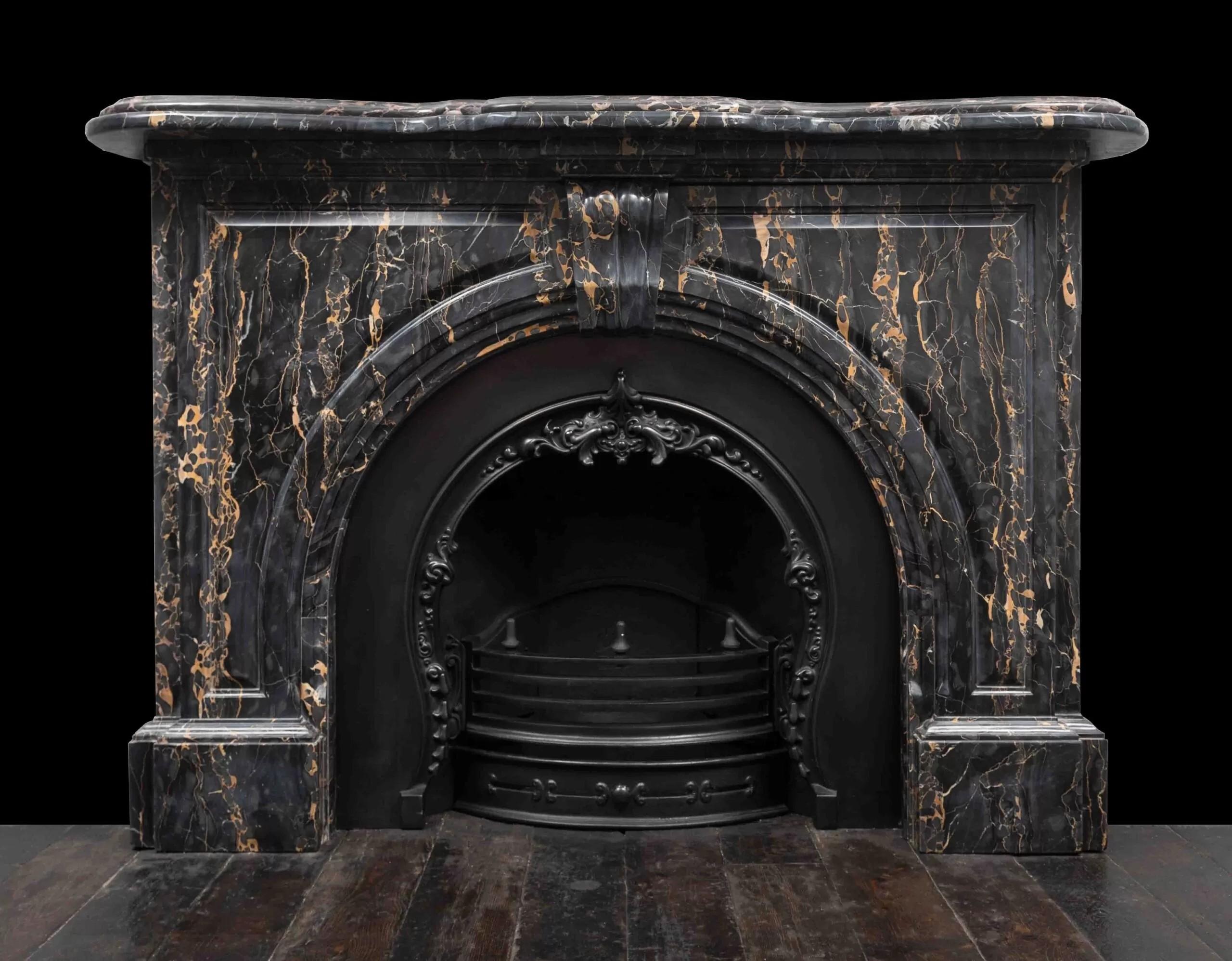 Sculpté Cheminée d'époque victorienne en marbre Portoro Nero