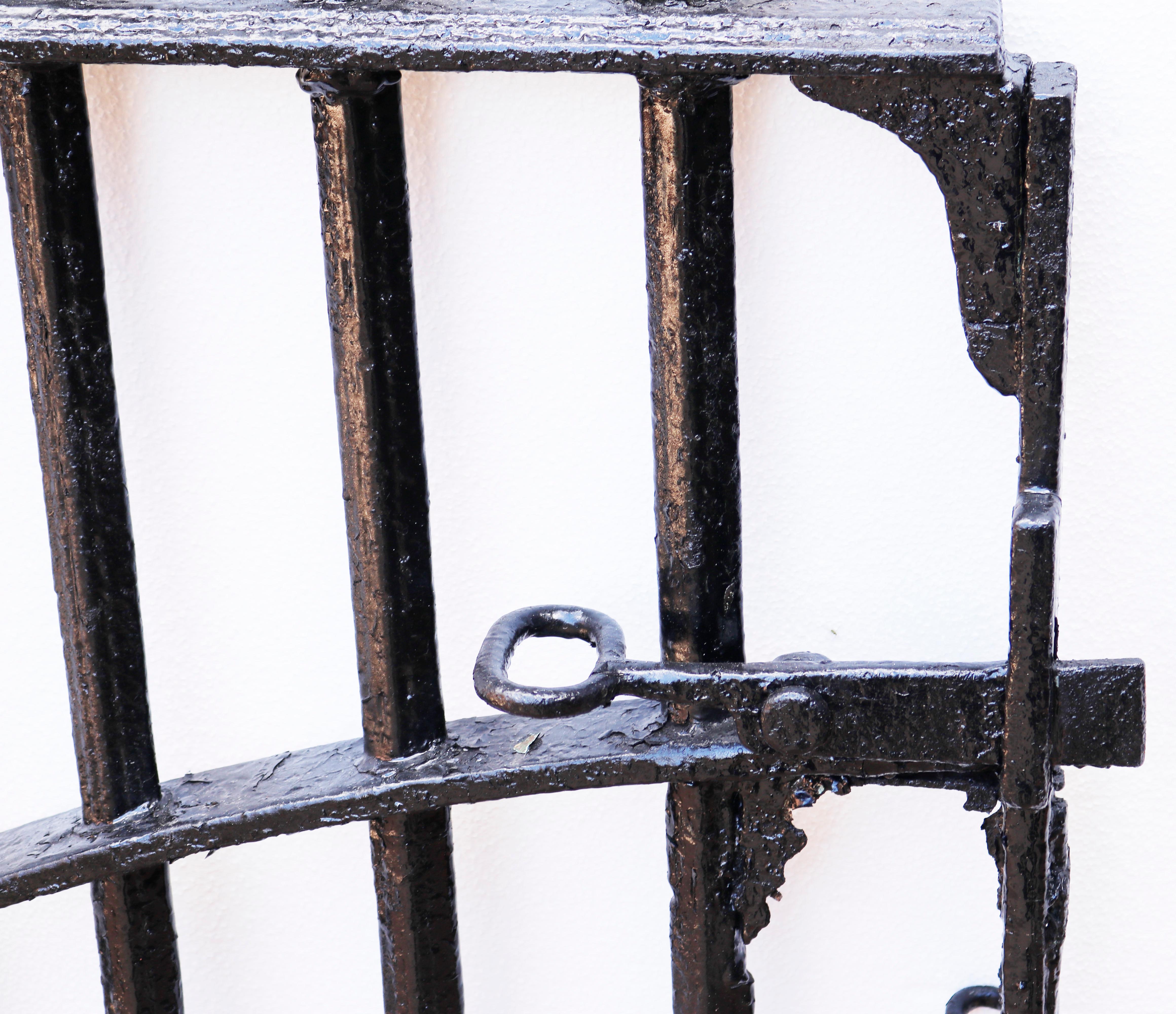 A reclaimed Victorian style cast iron side gate with spiked top.

Additional dimensions

For an opening of approx. 105 c.