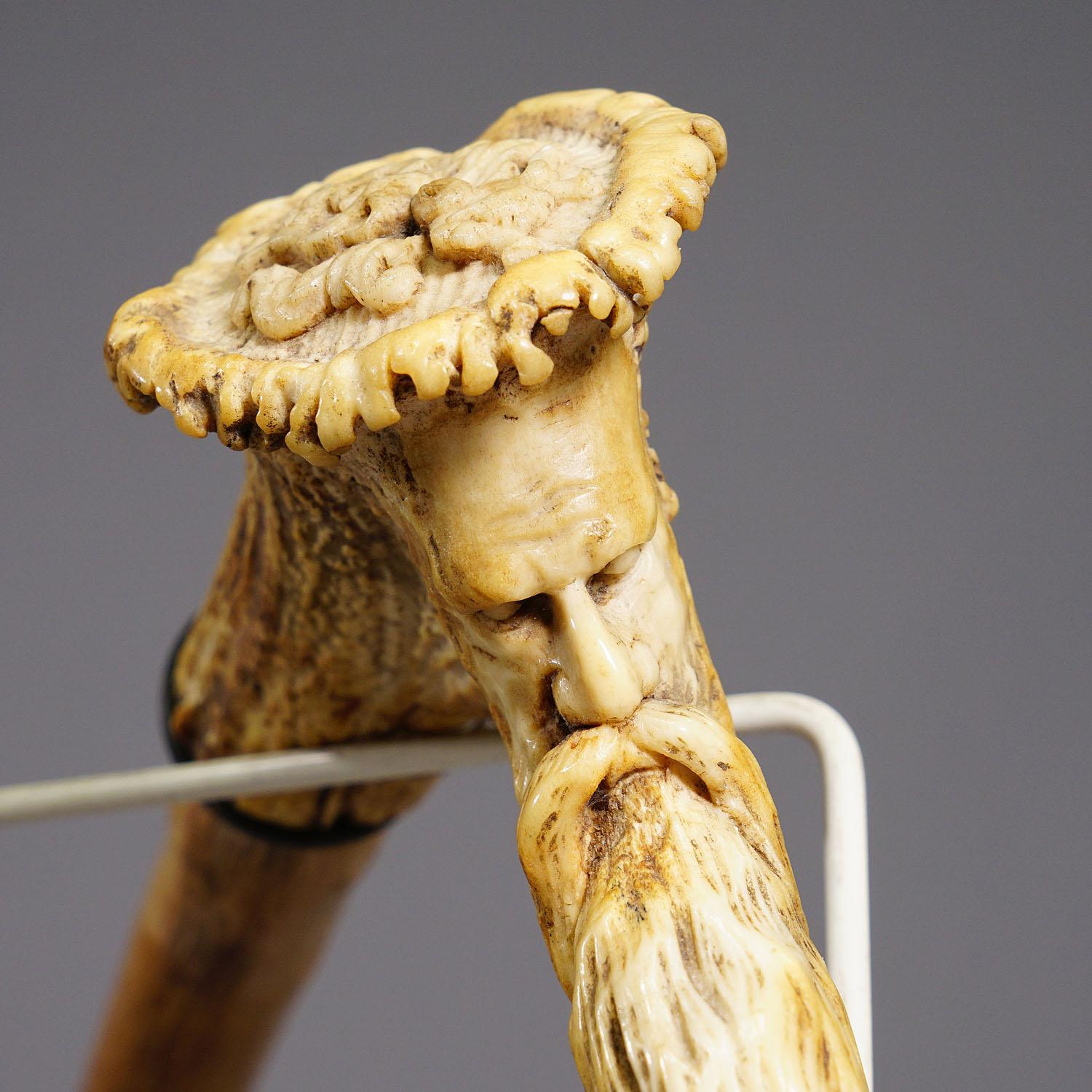 An Antique Walking Stick with Carved Deer Antler Handle In Good Condition For Sale In Berghuelen, DE