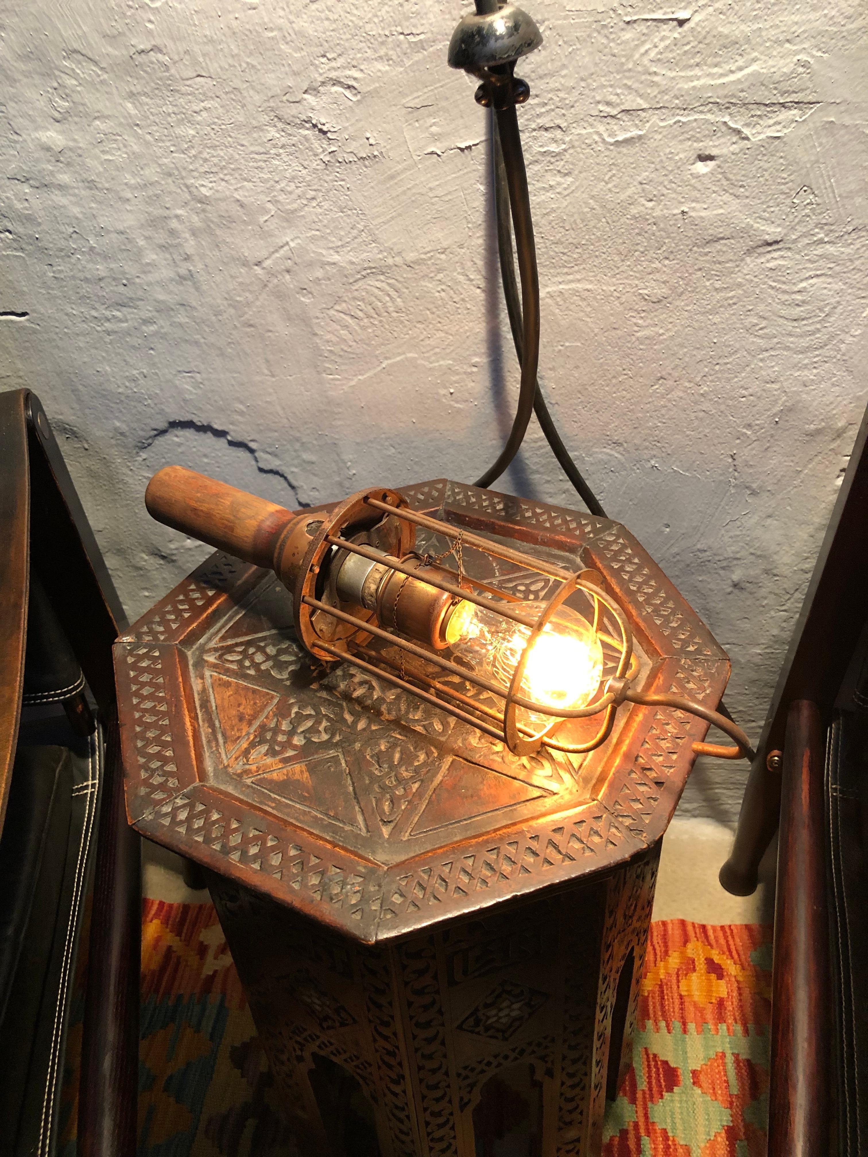 Antike, wandmontierte Industrielampe mit Schildkrötenkäfig 2