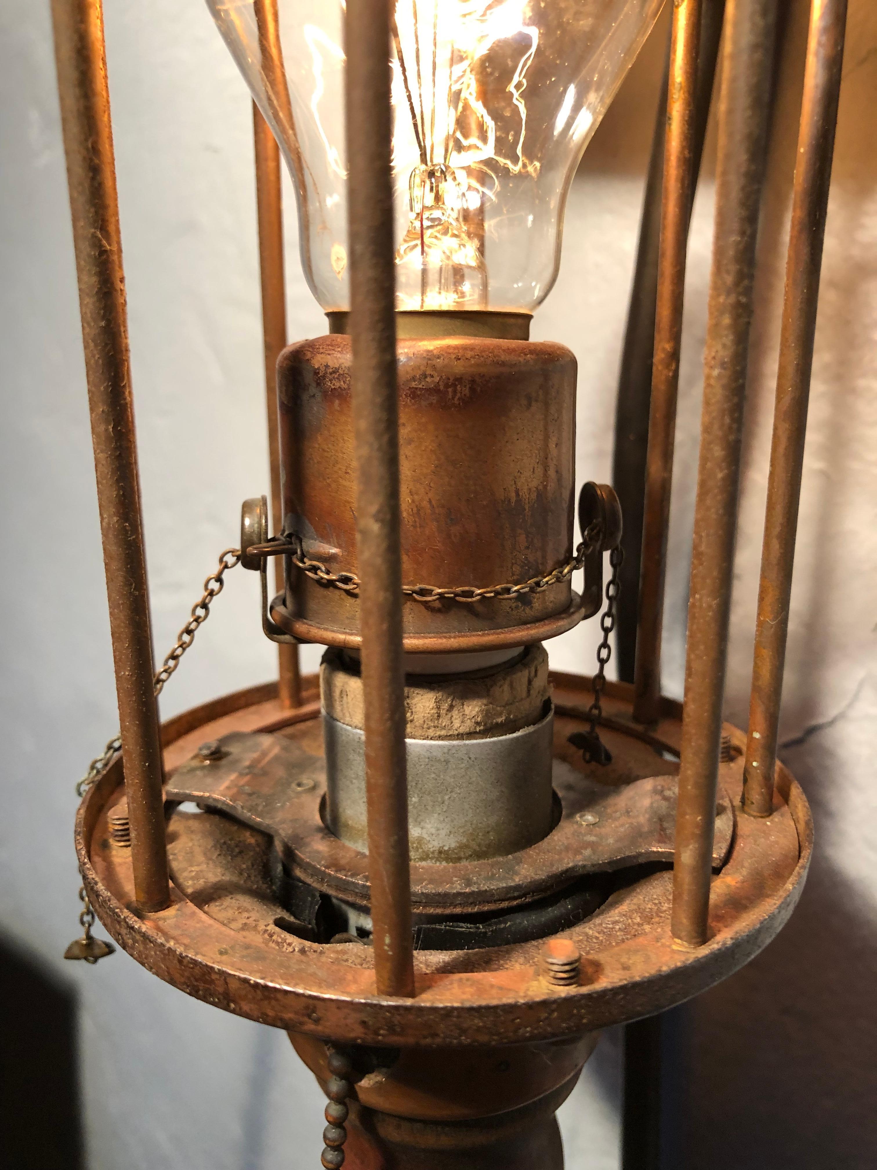 Antike, wandmontierte Industrielampe mit Schildkrötenkäfig (Industriell)