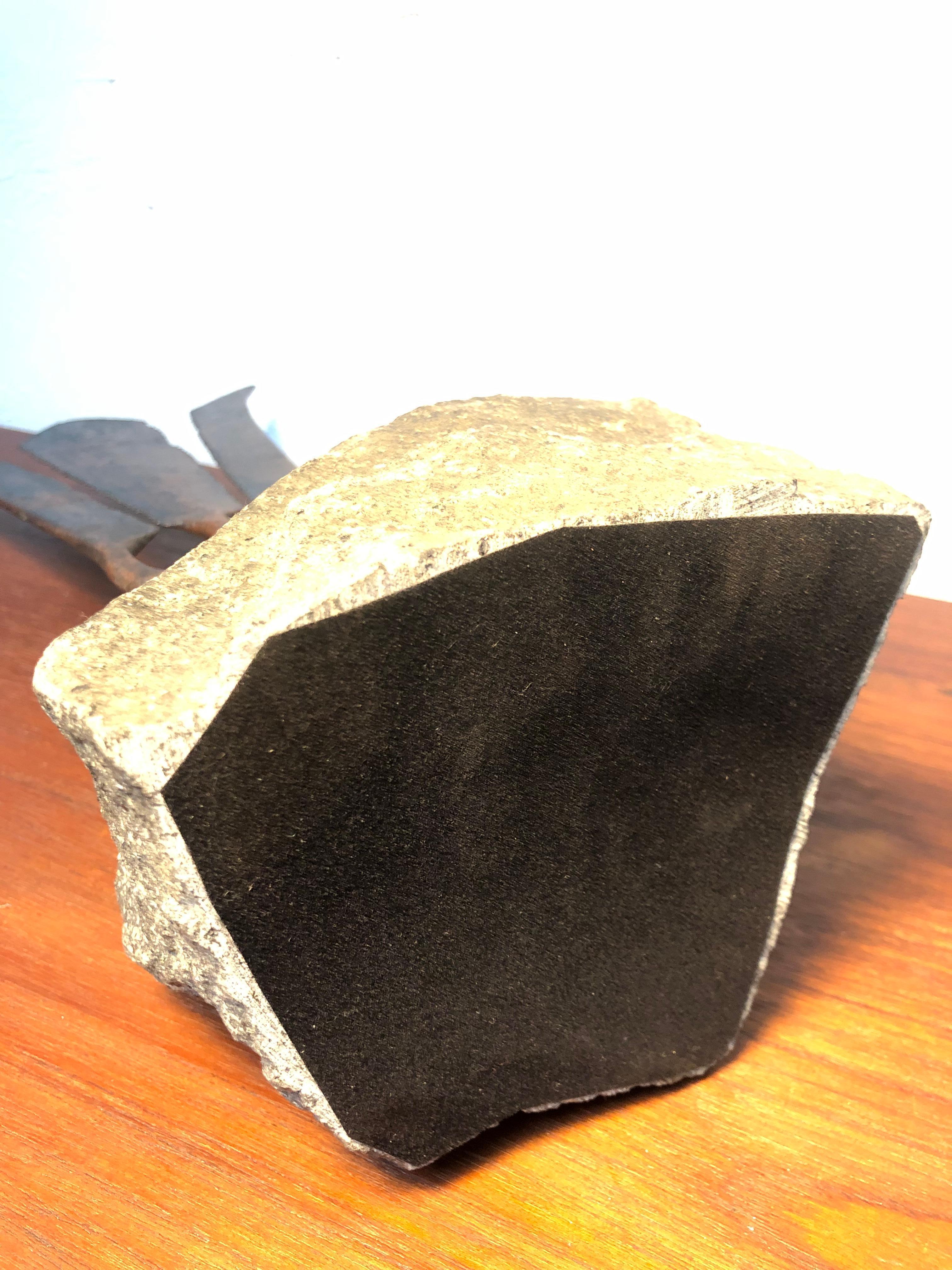 Antike schmiedeeiserne Aalgabel, montiert auf einem Basalt-Bergstein im Angebot 2