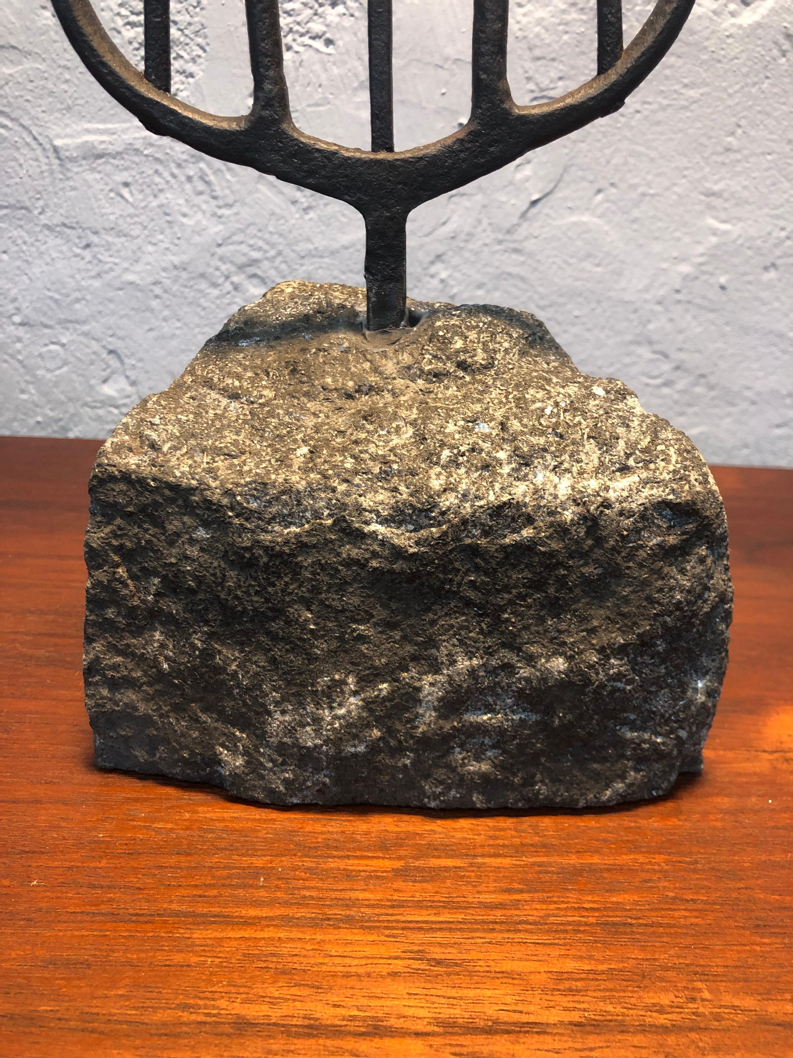 Antike schmiedeeiserne Aalgabel, montiert auf einem Basalt-Stein im Angebot 2