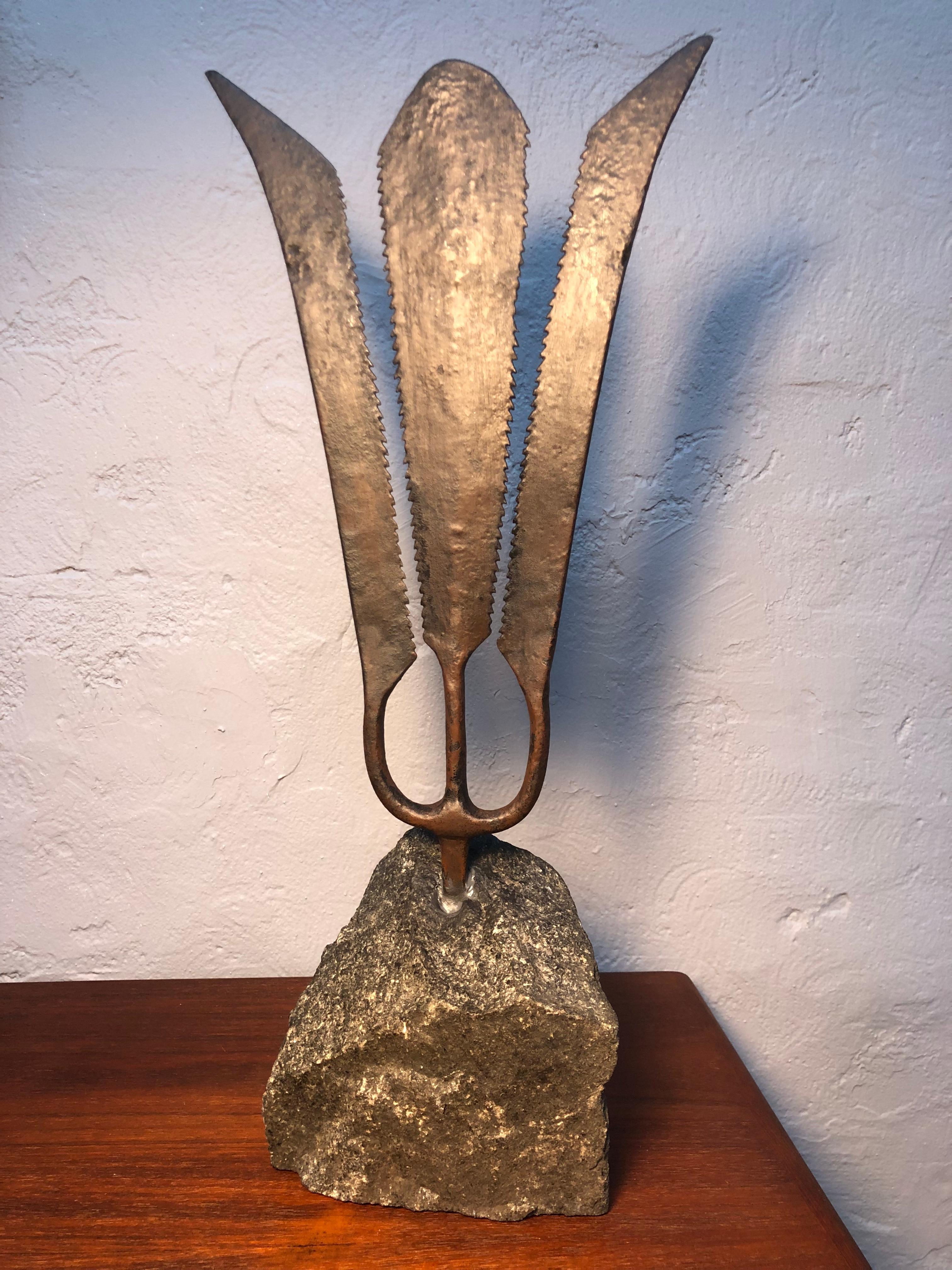 Un tenedor de anguila de hierro forjado del siglo XVIII.
Una pieza de arte extremadamente decorativa y funcional.
Quienquiera que haya hecho esto, ha hecho un esfuerzo extra para que no sólo sea funcional, sino también bonito de ver. 
Y cuando