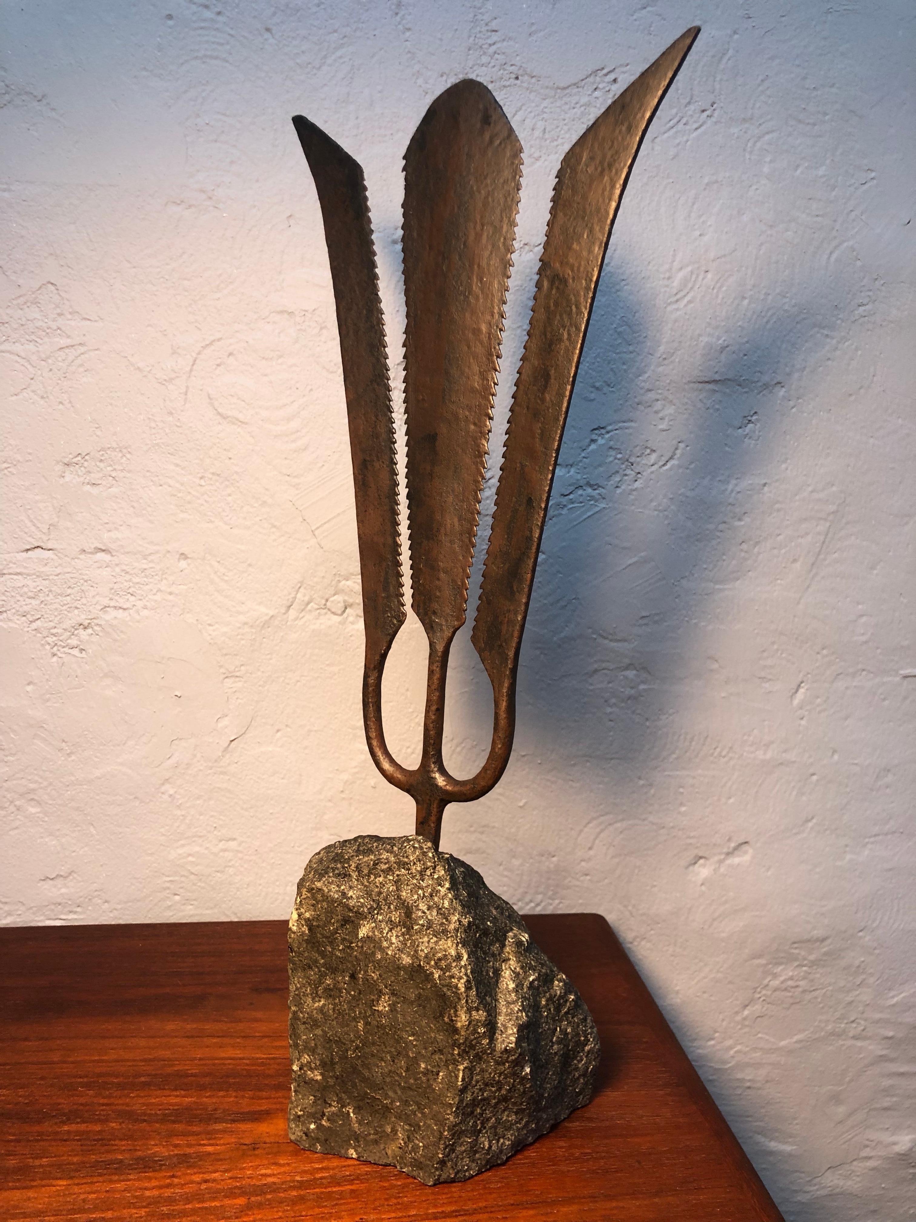 Tenedor de anguila antiguo de hierro forjado montado sobre una roca de basalto en venta 1