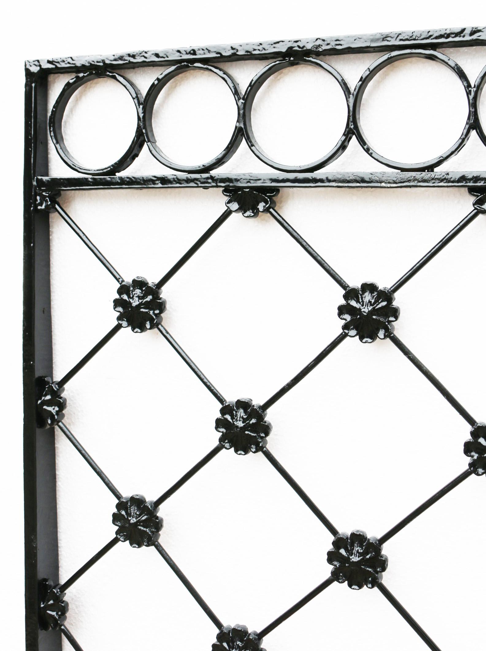 An Antique Wrought Iron Railing In Good Condition For Sale In Wormelow, Herefordshire