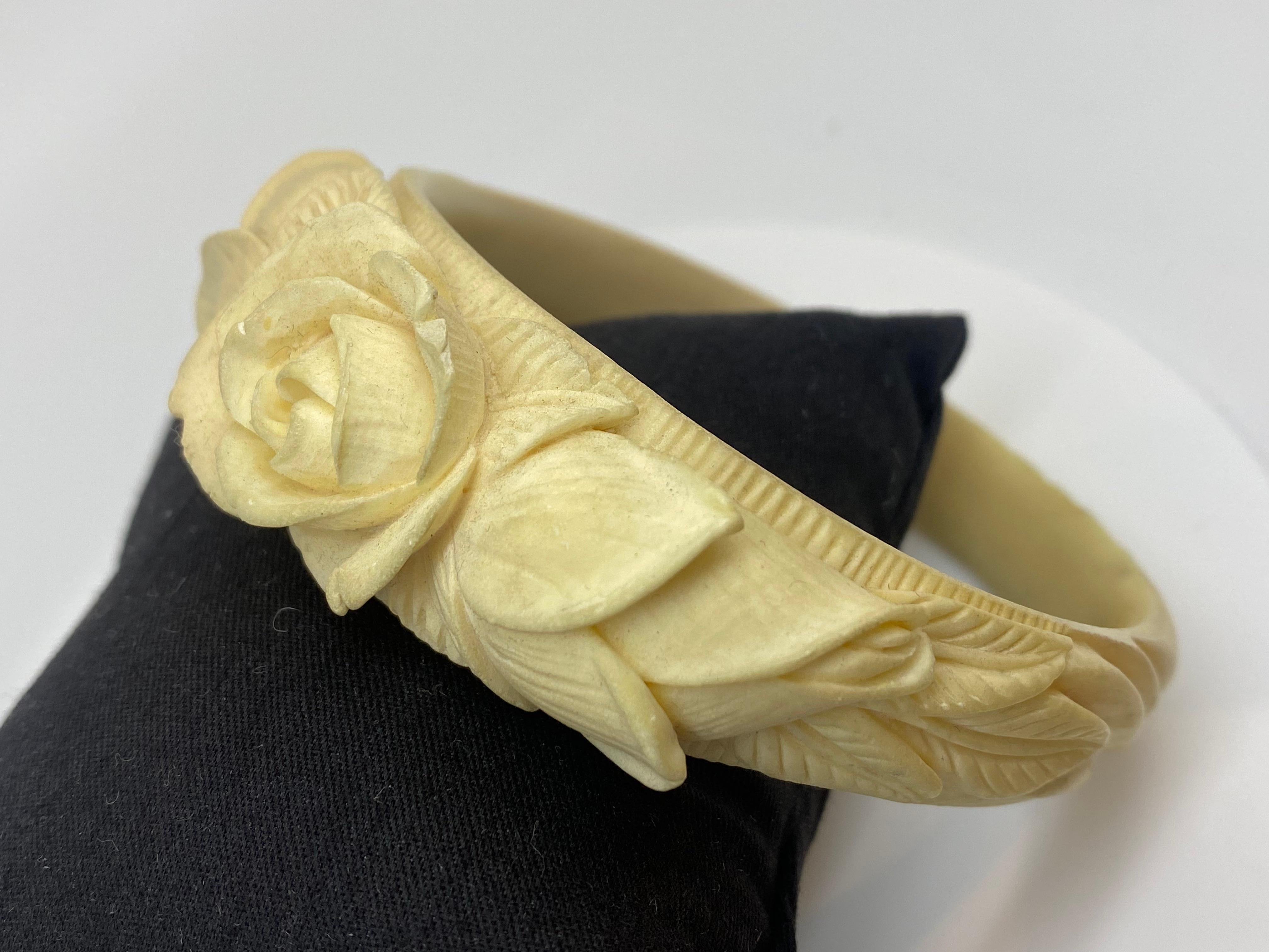 Bracciale/Bangle francese antico del XIX secolo con intaglio floreale a mano In condizioni ottime in vendita a MELBOURNE, AU