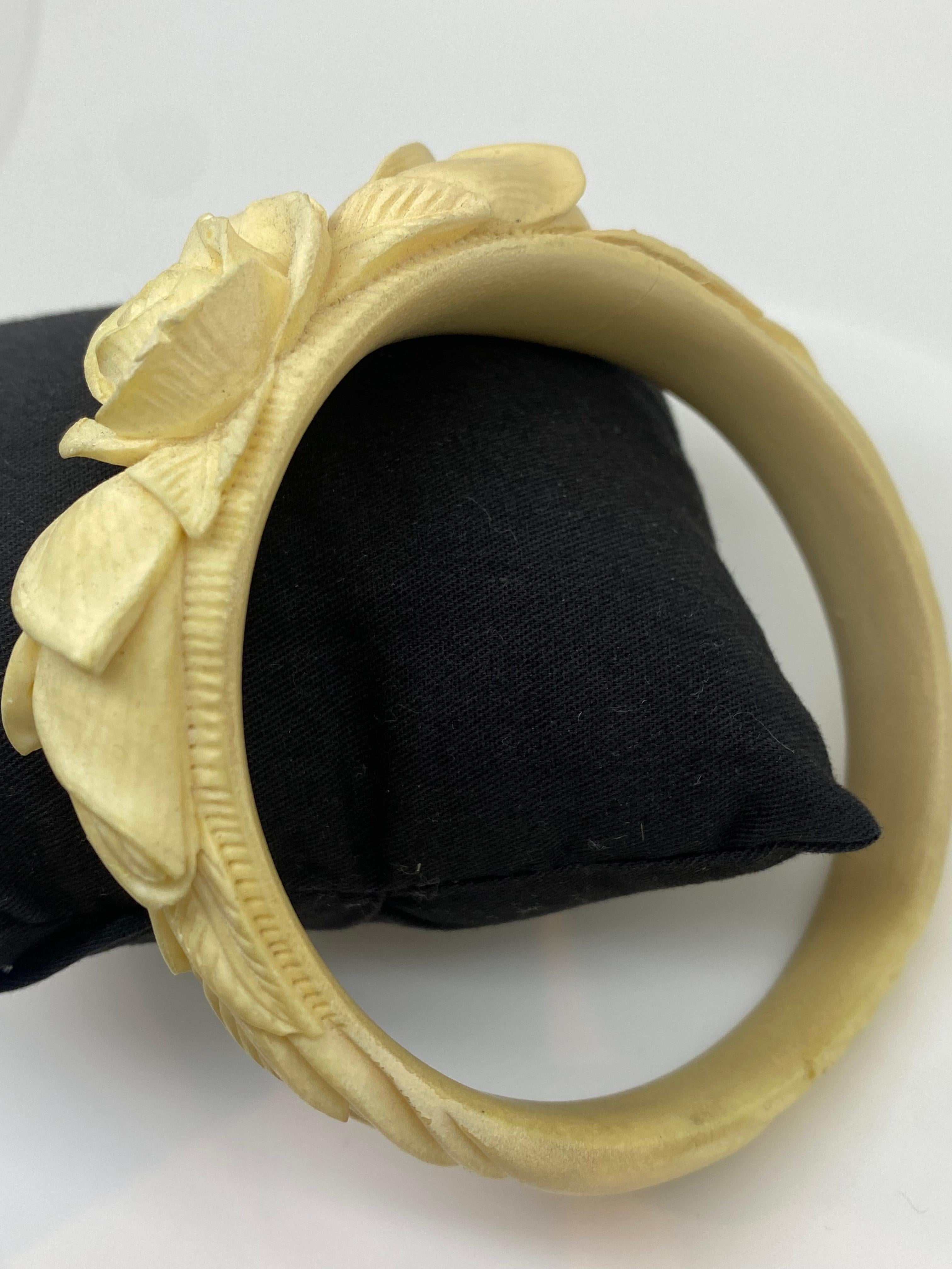 Donna Bracciale/Bangle francese antico del XIX secolo con intaglio floreale a mano in vendita
