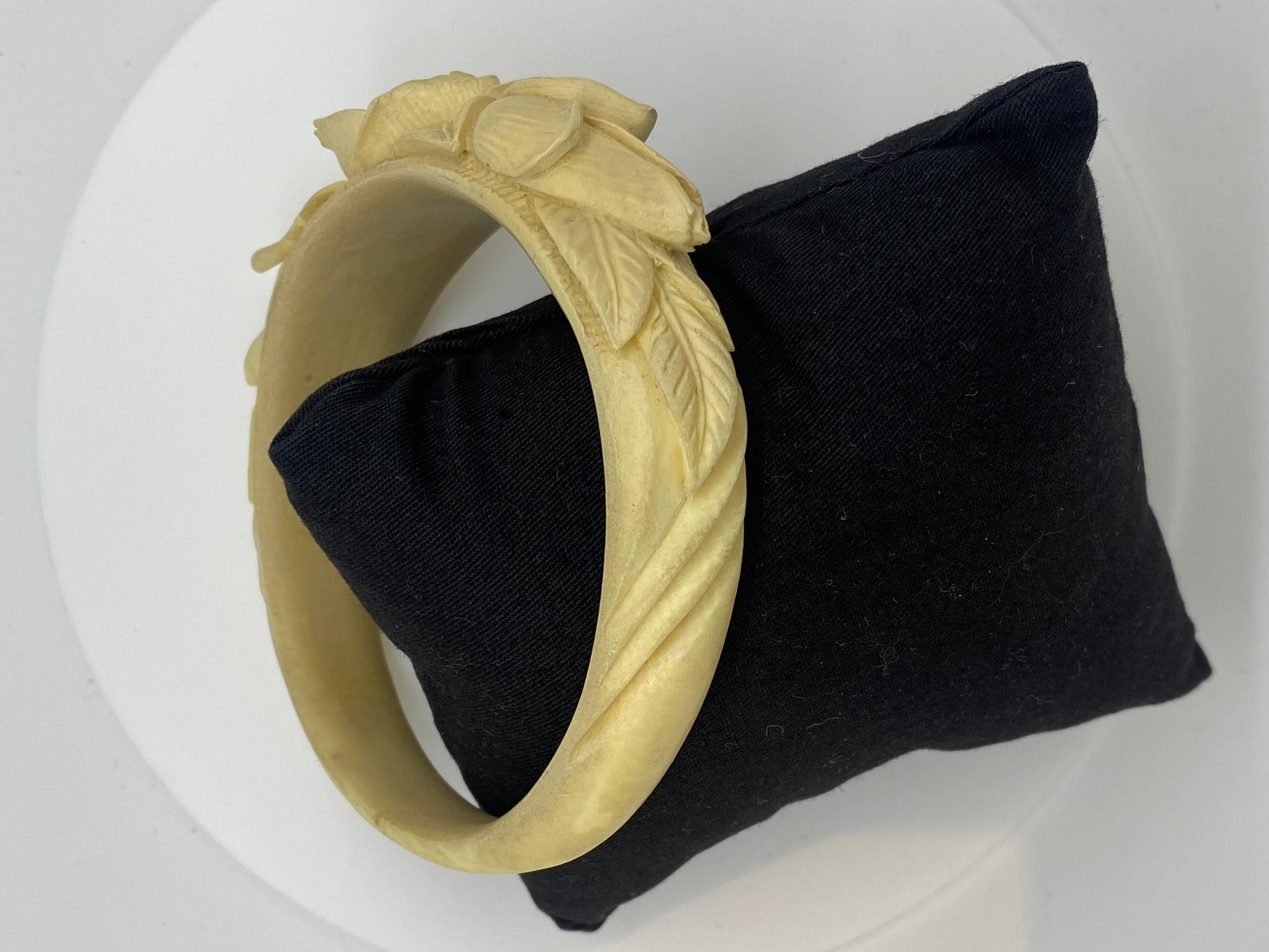 Bracciale/Bangle francese antico del XIX secolo con intaglio floreale a mano in vendita 1
